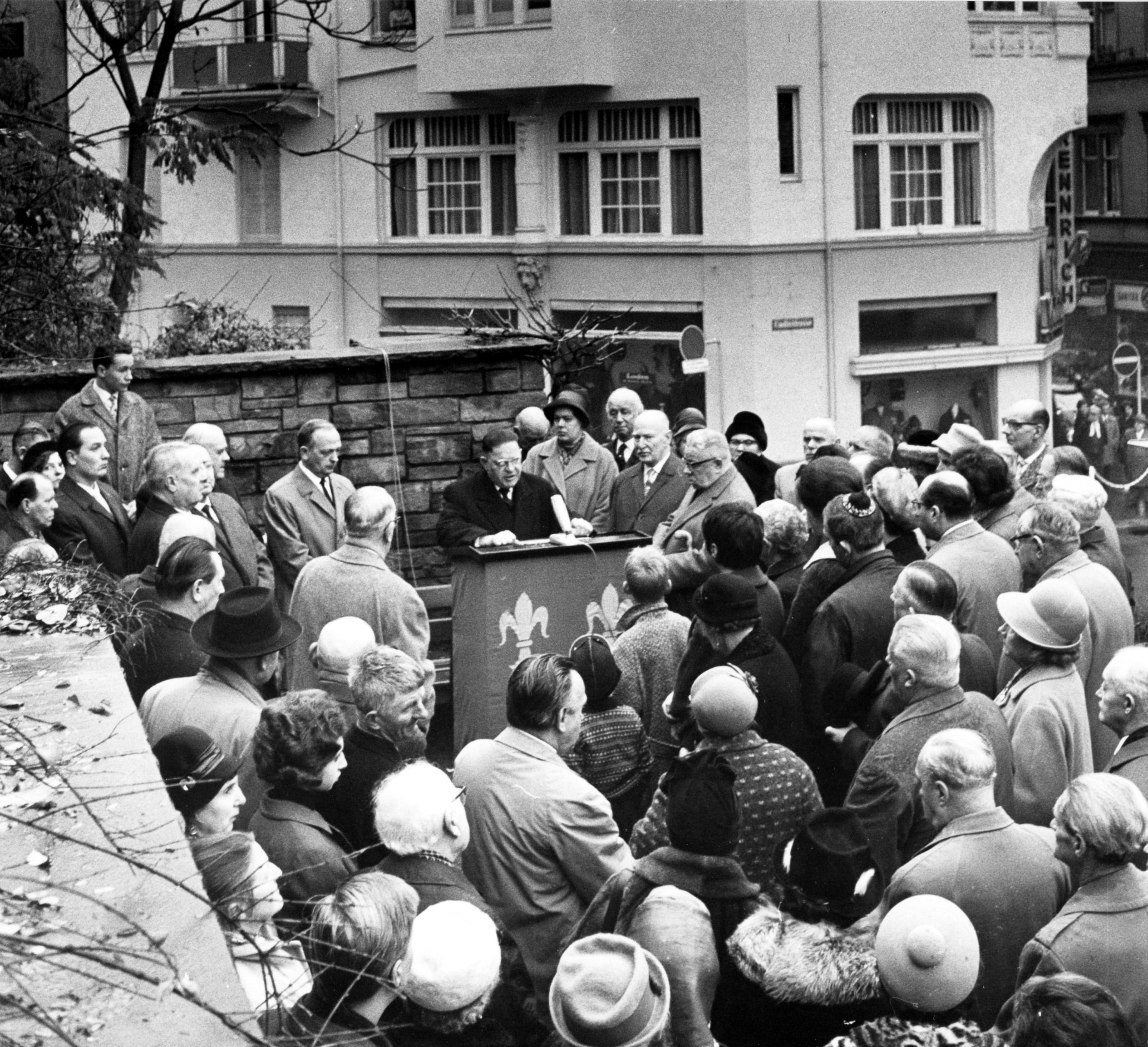 Le maire Georg Buch prend la parole lors de la cérémonie commémorative du 10 novembre 1963. Photographe : Joachim B. Weber. StadtA WI, F000-490