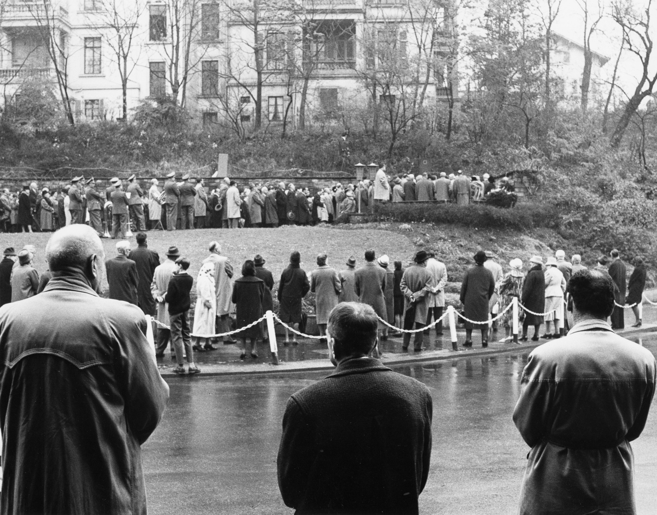 Commémoration des pogroms de novembre 1938 le 10 novembre 1963 dans la Heinrich-Heine-Anlage. Photographe : Joachim B. Weber. StadtA WI, F000-491