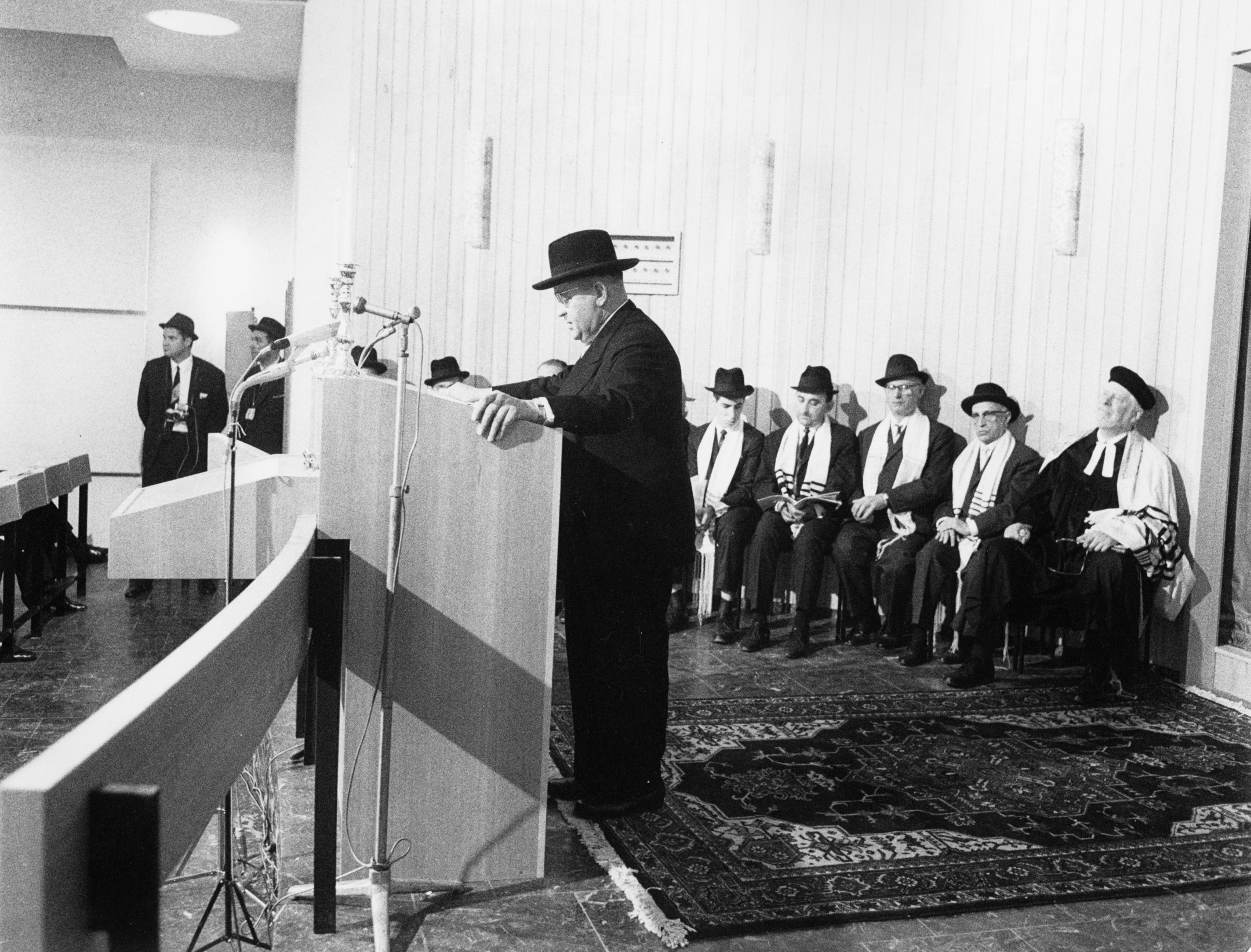 Georg Buch, Maire de Wiesbaden, lors de son dicours à l'occasion de l'inauguration de la synagogue de Wiesbaden. Photographe : Joachim B. Weber. StadtA WI, F000-499