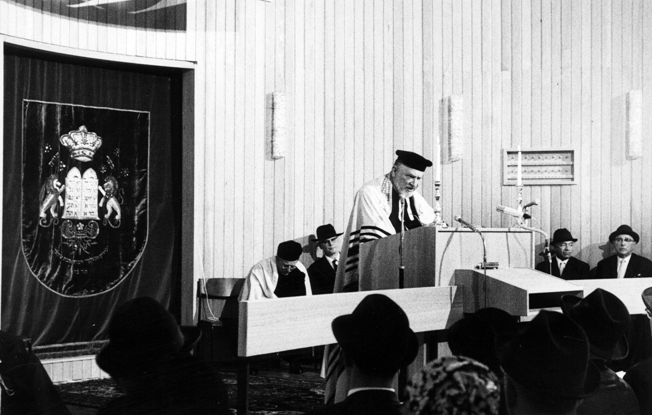 Landesrabbiner Isaak Emil Lichtigfeld bei seinem Grußwort zur Einweihung des Synagoge in Wiesbaden. Fotograf: Joachim B. Weber. StadtA WI, F000-501