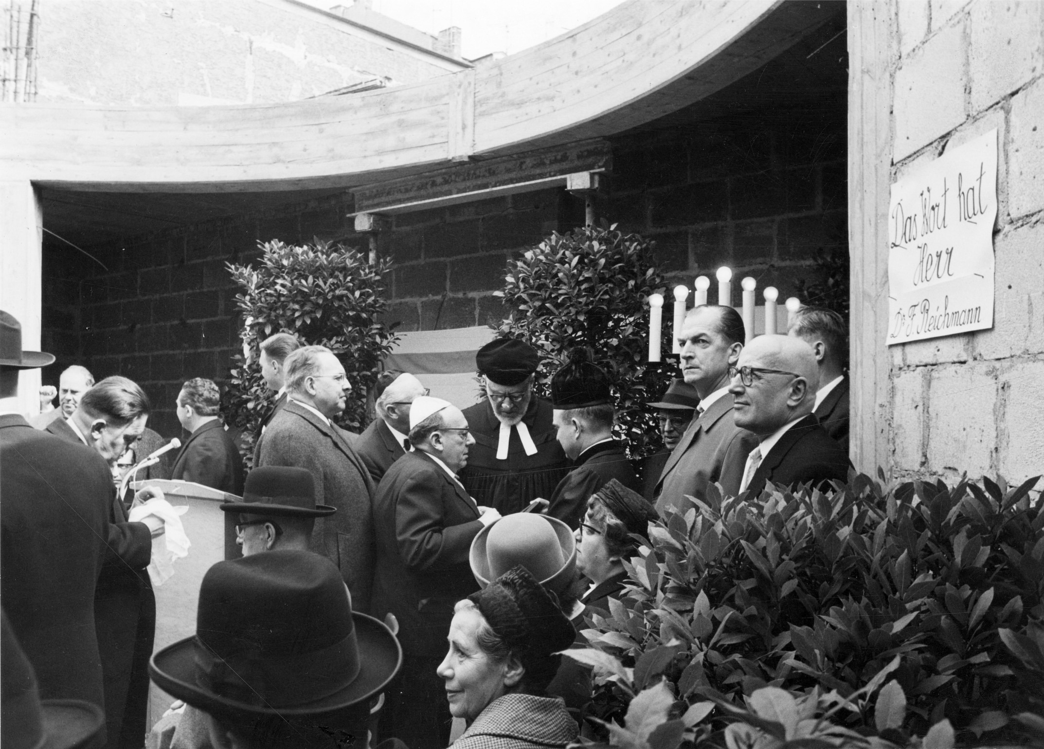 The laying of the cornerstone for the new synagogue building in 1965 took place in the shell of the building. StadtA WI, F000-255