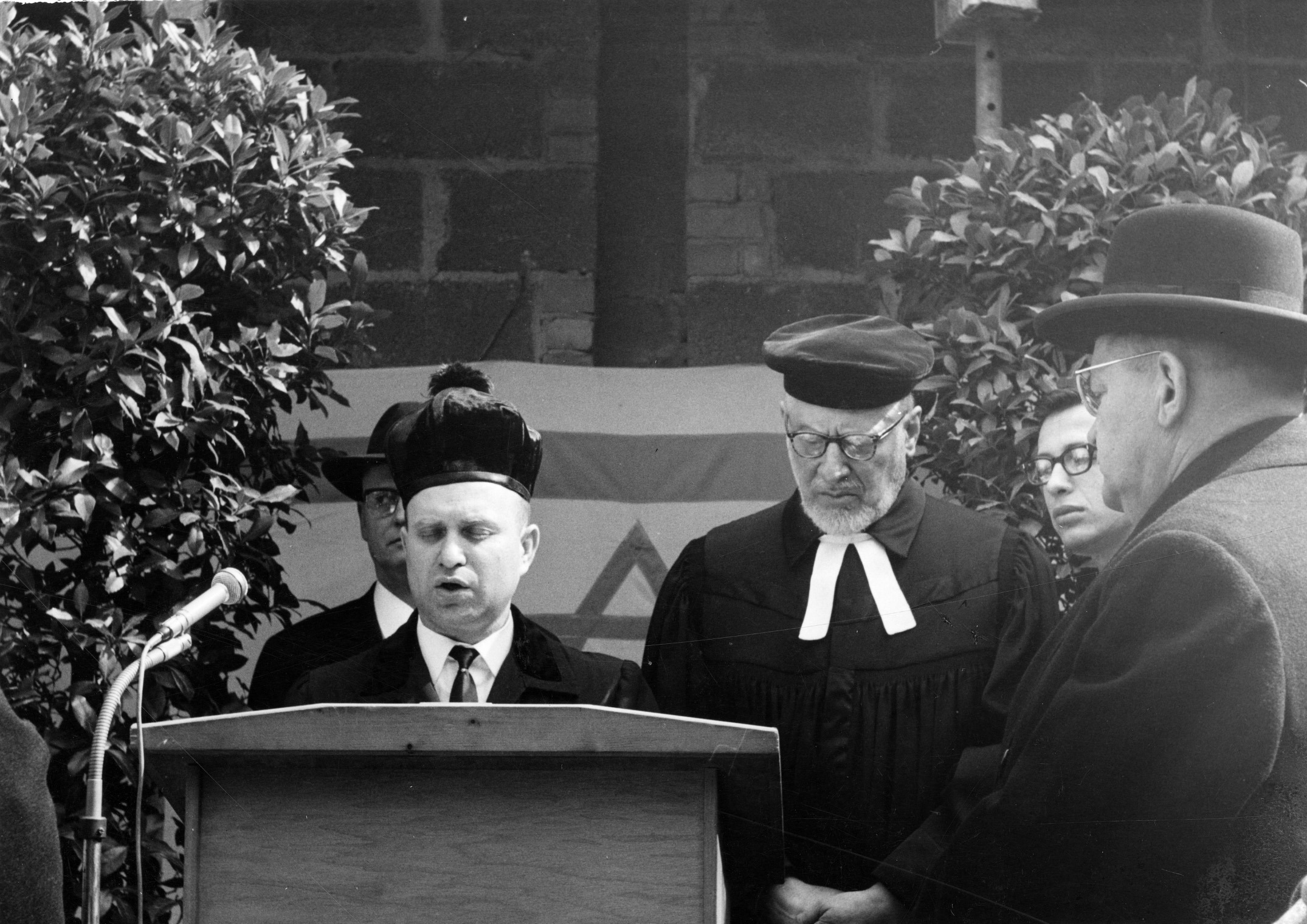Le cantor Avigdor Zuker au pupitre lors de la pose de la première pierre en 1965. StadtA WI, F000-262