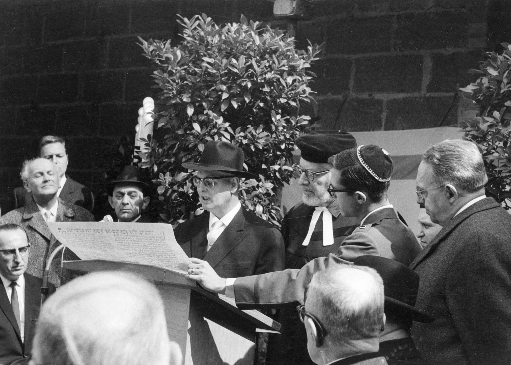 Le rabbin Roth se tient au pupitre. StadtA WI, F000-266