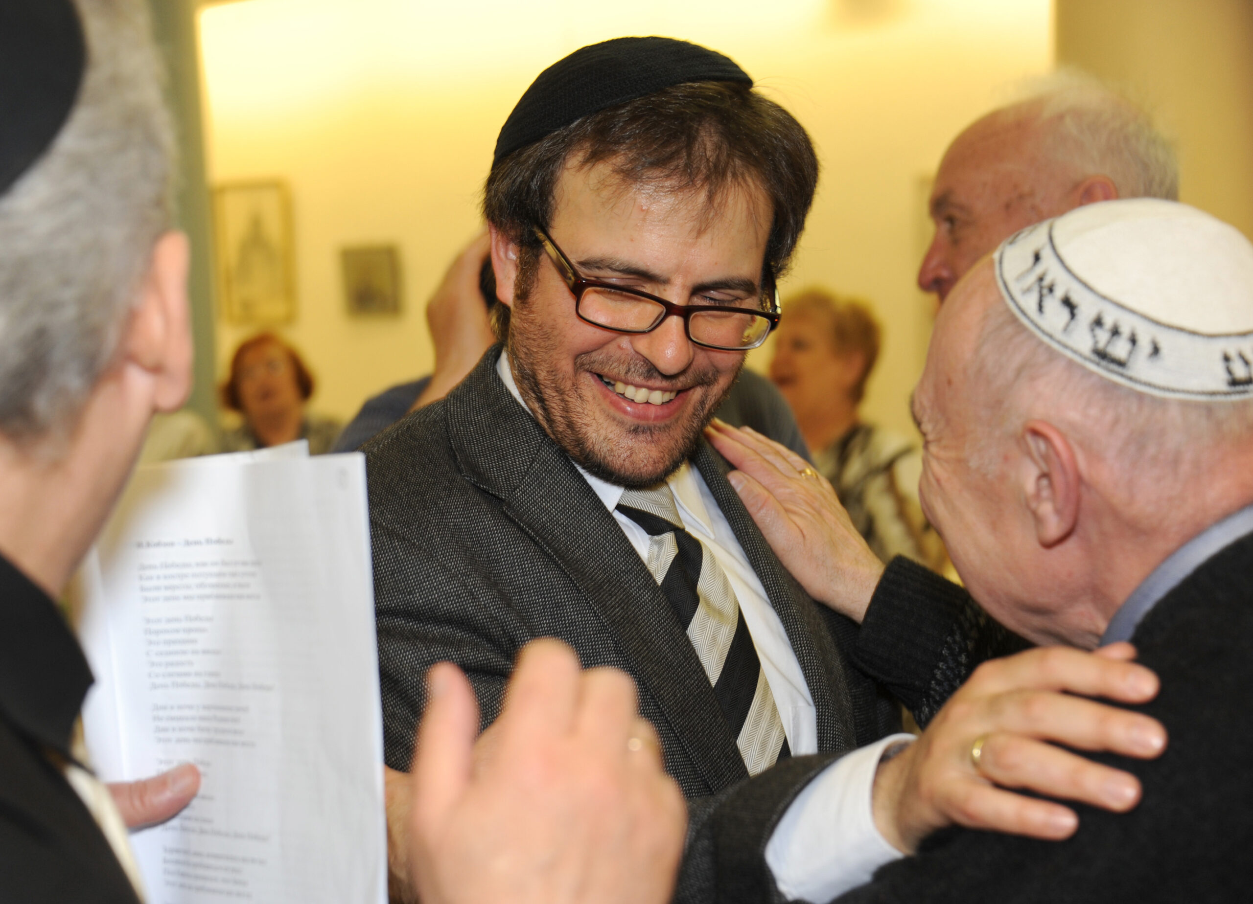 Le rabbin Avraham Zeev Nussbaum avec des membres de la communauté. Photographe : Igor Eisenschtat. Collection de la communauté juive