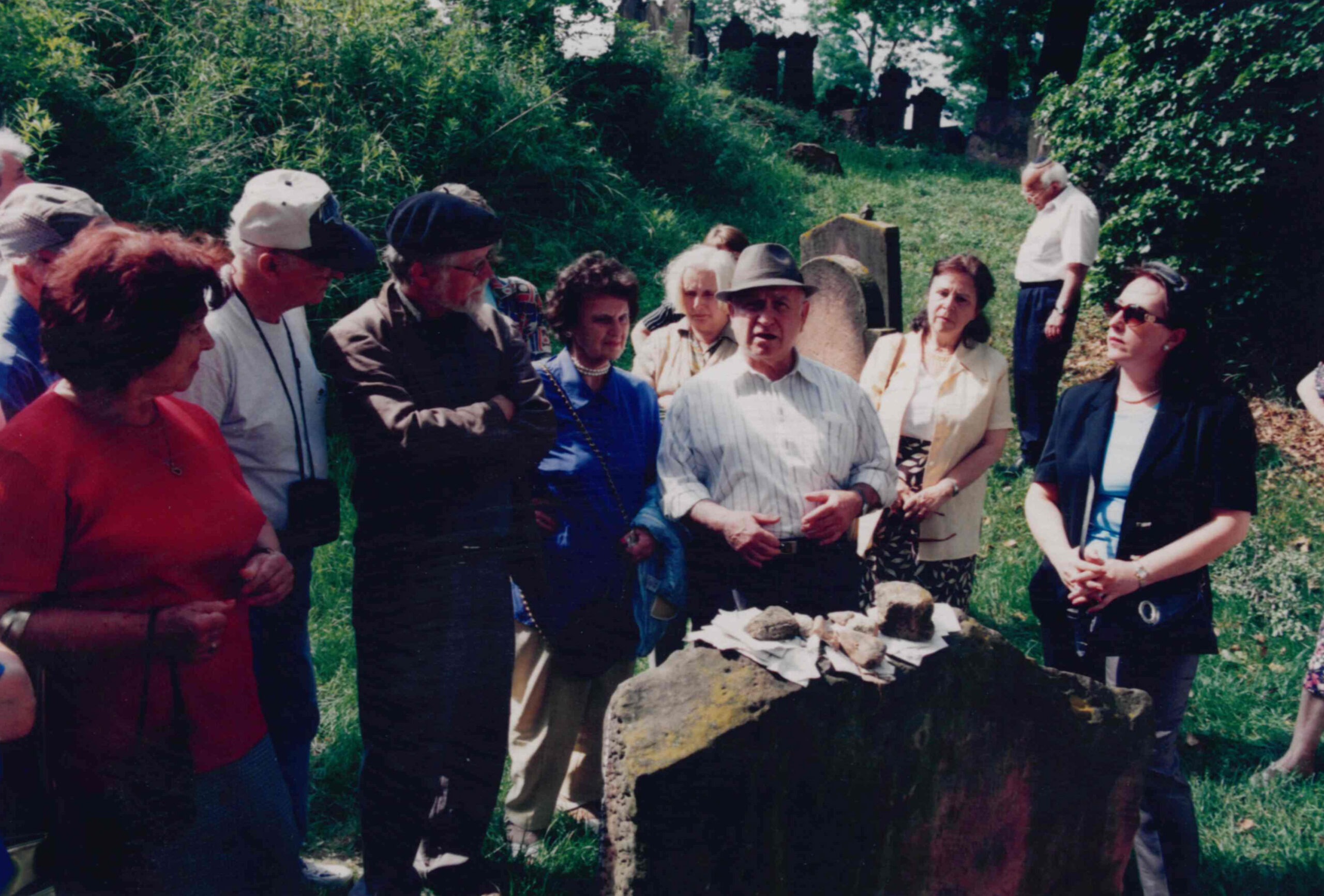 Cantor Avigdor Zuker during a guided tour of the Jewish cemetery in Worms. Collection Jewish Community Wiesbaden