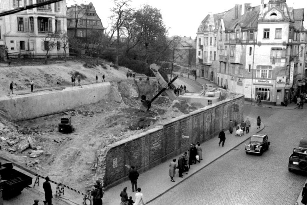 Demolition of the foundation walls of the synagogue of the Jewish Community on the Michelsberg, April 1950. Photographer: Willi Rudolph. StadtA WI, F000-15469