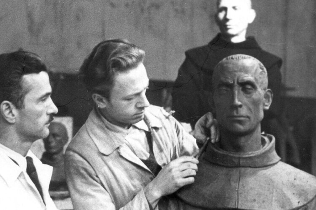 Egon Altdorf travaillant sur une sculpture à la Werkkunstschule de Wiesbaden. Archives Egon Altdorf