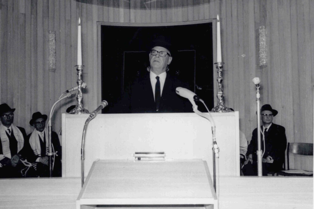 Le ministre-président de Hesse, Dr Georg August Zinn, lors de son discours à l'occasion de l'inauguration de la nouvelle synagogue. Photographe : Adolf Diamant. Collection Adolf Diamant