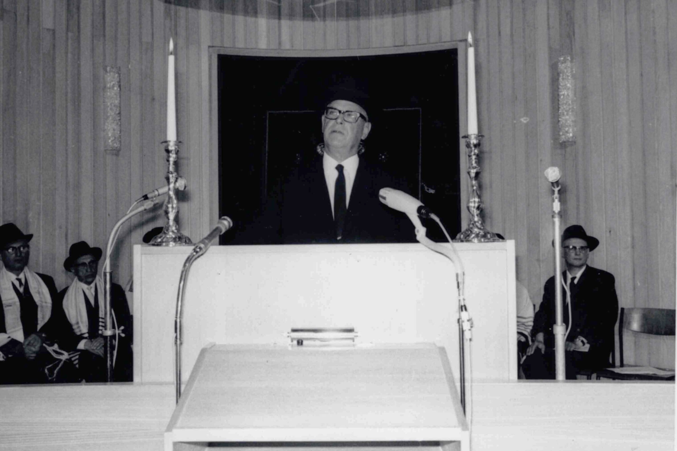 Le ministre-président de Hesse, Dr Georg August Zinn, lors de son discours à l'occasion de l'inauguration de la nouvelle synagogue. Photographe : Adolf Diamant. Collection Adolf Diamant