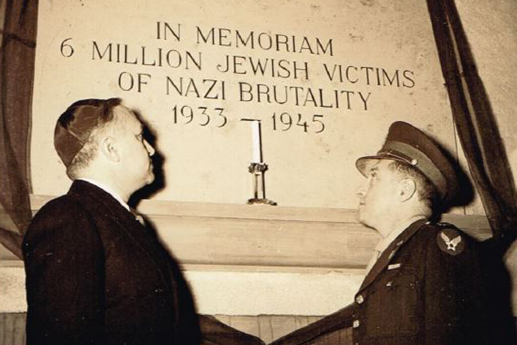 Die Rabbiner Bernstein (links) und William Z. Dalin vor der Gedenktafel in der Synagoge 1946. Sammlung Ralph Dalin