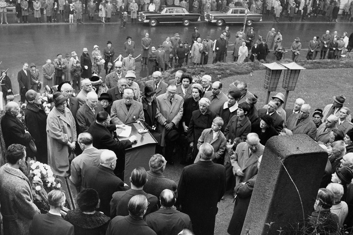 Память о ноябрьских погромах 1938 года 10 ноября 1963 года в Хайнрих-Хайне-Анлаге. Фото: Иоахим Б. Вебер. ШтадтА WI, F000-682