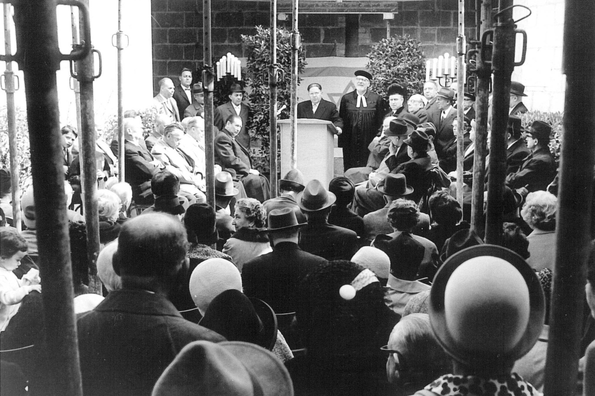 Le maire Georg Buch prend la parole lors de la pose de la première pierre en 1965 en tant que représentant de la capitale du Land de Wiesbaden. Collection de la communauté juive de Wiesbaden
