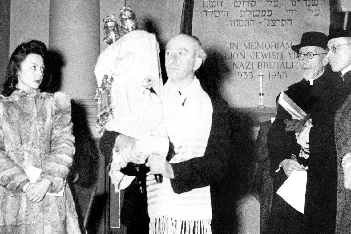 Якоб Мацнер несет свиток Торы, спасенный в 1938 году. Коллекция Еврейская община Висбадена
