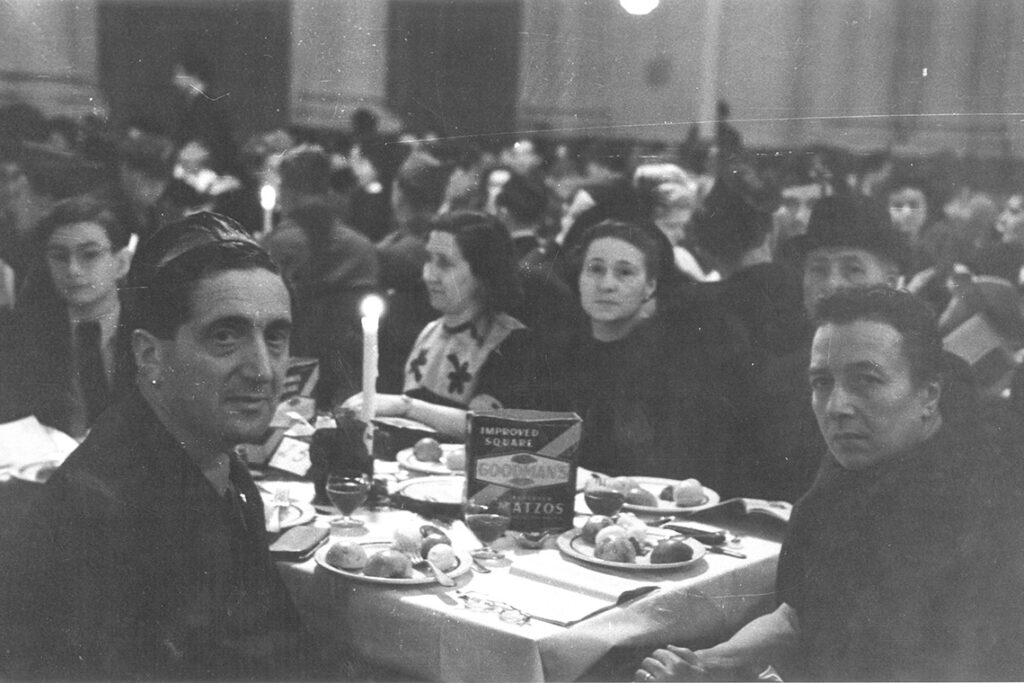 Front right: Claire Guthmann during Passover 1947 in the Wiesbaden synagogue. Collection Jewish Community Wiesbaden