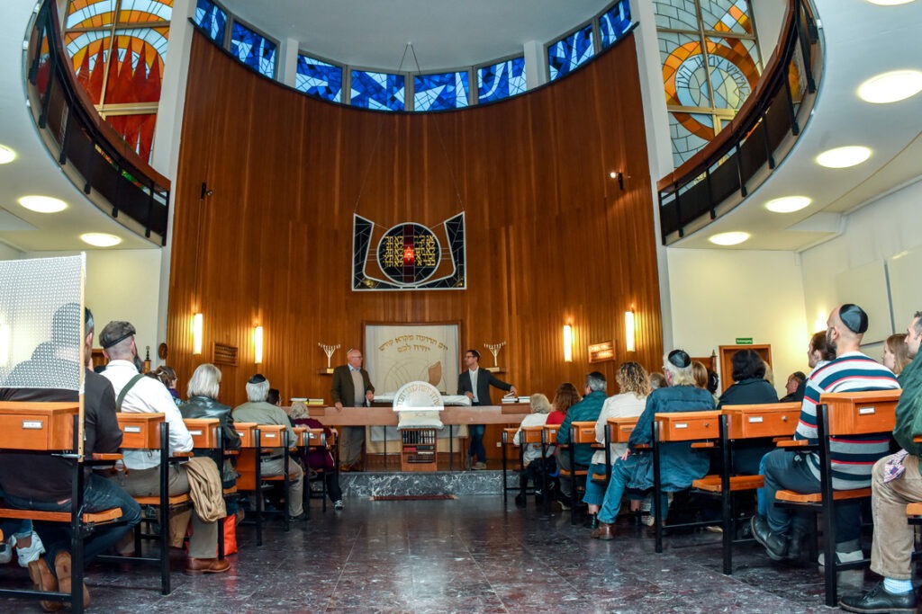 Journée portes ouvertes à la synagogue de Wiesbaden dans le cadre de la série de manifestations « Tarbut - Temps pour la culture juive ». Photographe : Igor Eisenschtat. Collection de la communauté juive de Wiesbaden