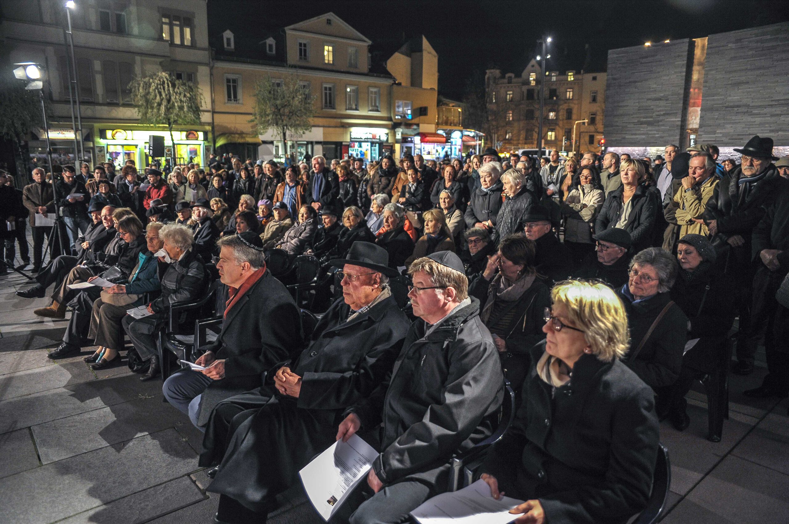 Commémoration des pogroms de novembre au mémorial pour les juifs assassinés de Wiesbaden. Photographe : Igor Eisenschtat. Collection de la communauté juive de Wiesbaden