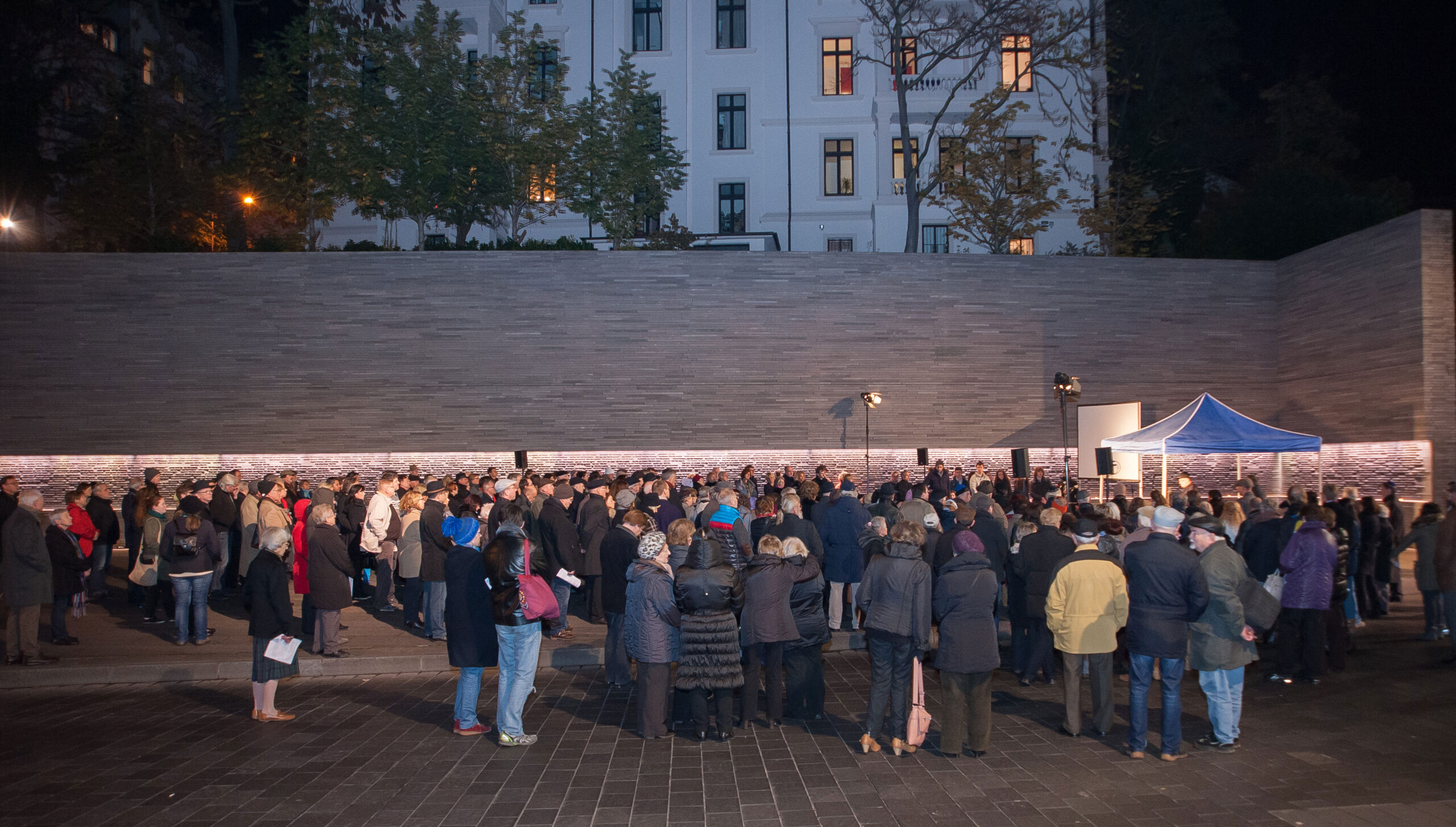 Commémoration des pogroms de novembre au mémorial pour les juifs assassinés de Wiesbaden. Photographe : Igor Eisenschtat. Collection de la communauté juive de Wiesbaden