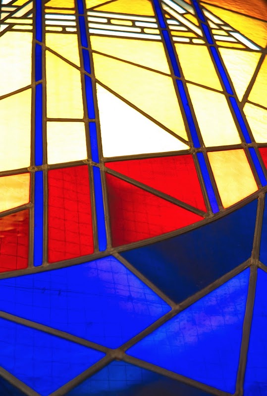Detail der von Egon Altdorf entworfenen Fenster in der Synagoge. Fotograf: Igor Eisenschtat. Sammlung Jüdische Gemeinde Wiesbaden