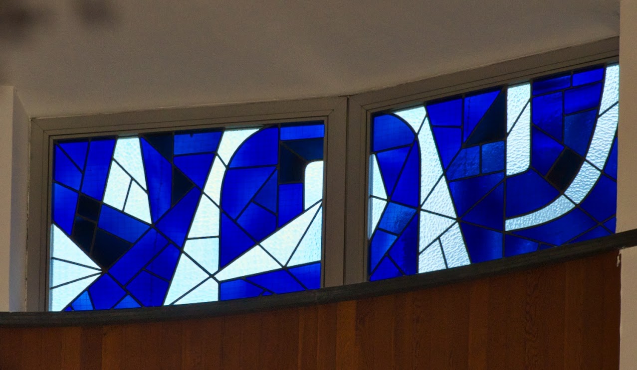 Détail des vitraux conçus par Egon Altdorf dans la synagogue. Photographe : Igor Eisenschtat. Collection de la communauté juive de Wiesbaden.