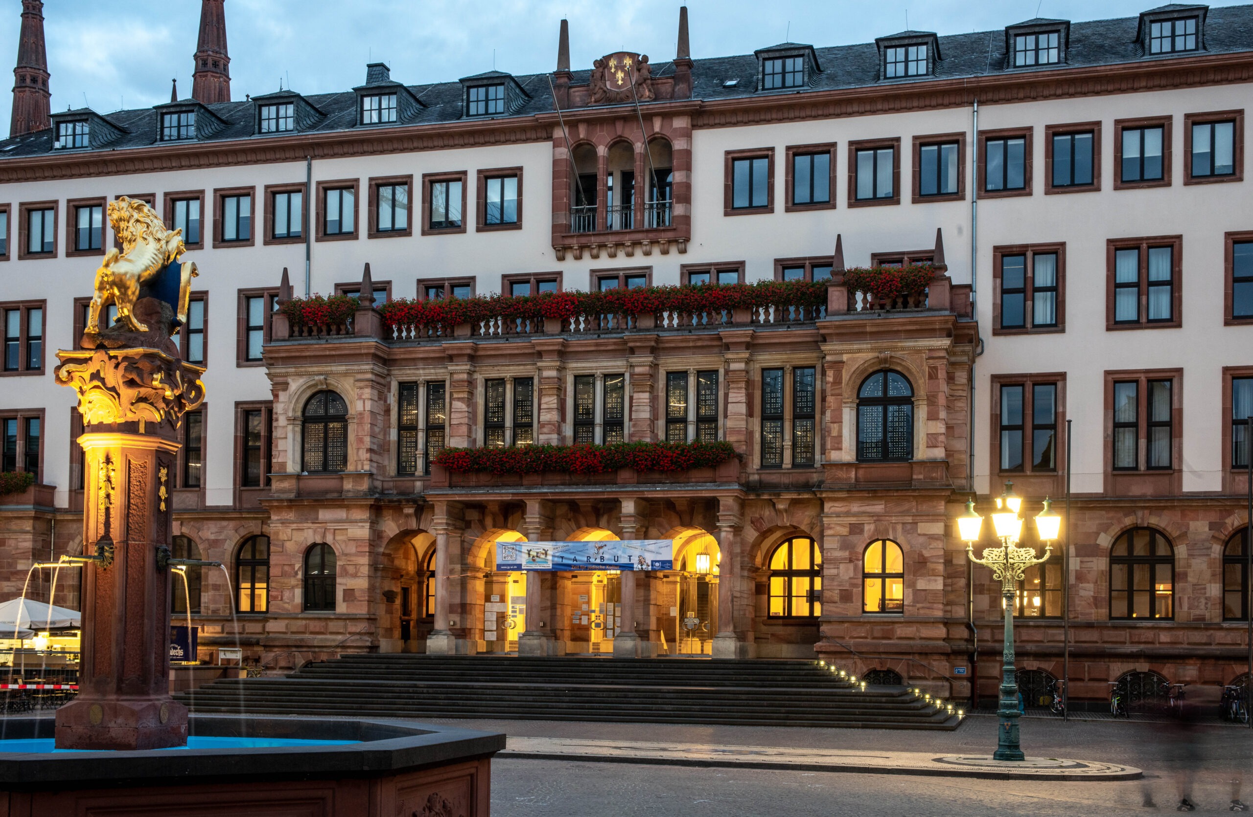 2020 : Bannière de de la série de manifestations « Tarbut - Temps pour la culture juive » flottant sur la façade de l’Hôtel de ville de Wiesbaden.