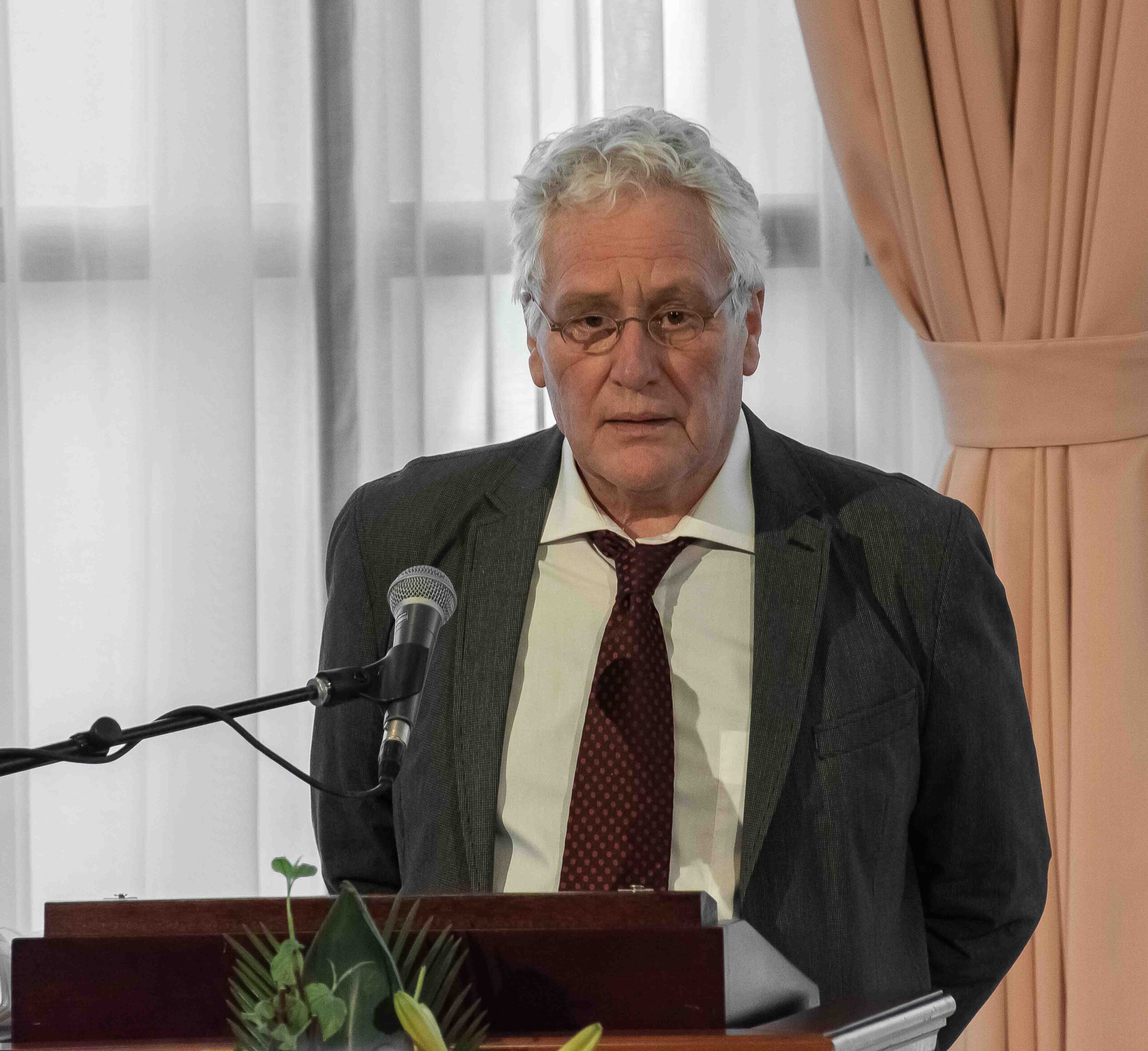 Hartmut Boger, director of the Wiesbaden Adult Education Center, delivers the laudatory speech. Photographer: Igor Eisenschtat. Collection Jewish Community Wiesbaden