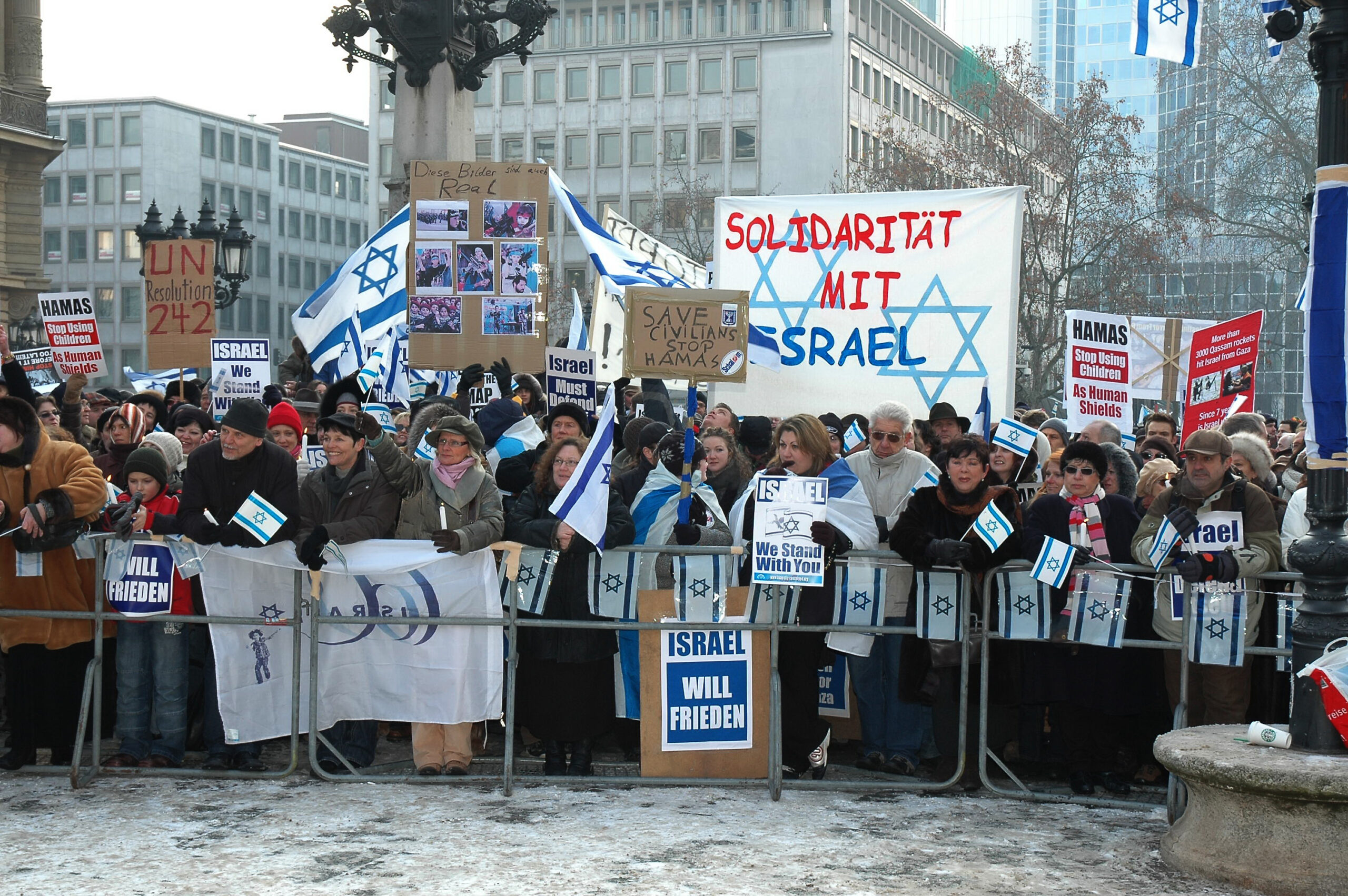 Participants à une manifestation. Collection de la communauté juive de Wiesbaden