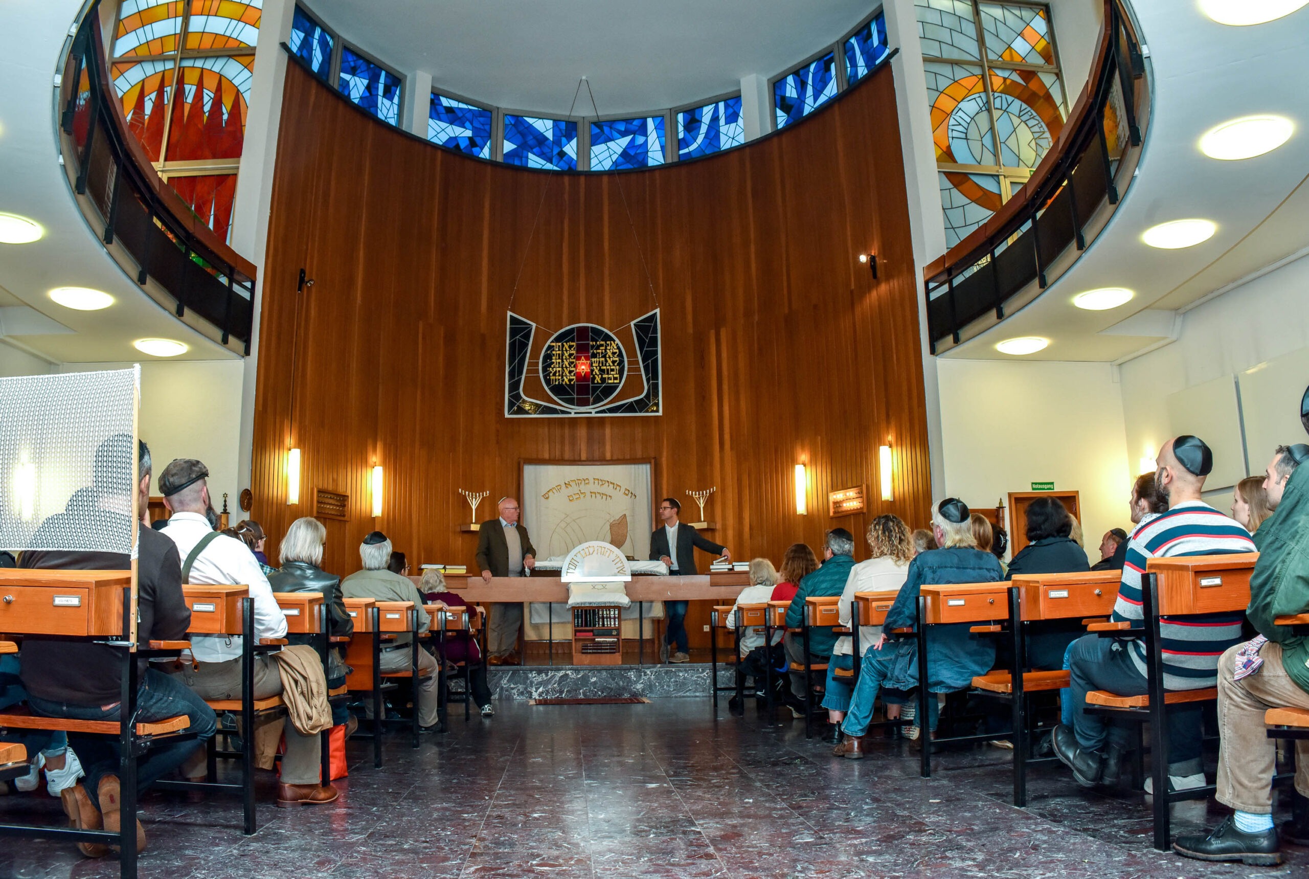Journée portes ouvertes à la synagogue de Wiesbaden dans le cadre de la série de manifestations « Tarbut - Temps pour la culture juive ». Photographe : Igor Eisenschtat. Collection de la communauté juive de Wiesbaden
