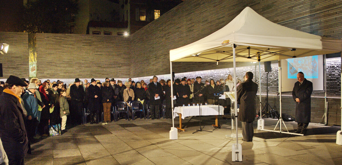 Commemoration of the November pogroms at the memorial for the murdered Wiesbaden Jews. Photographer: Igor Eisenschtat. Collection Jewish Community Wiesbaden