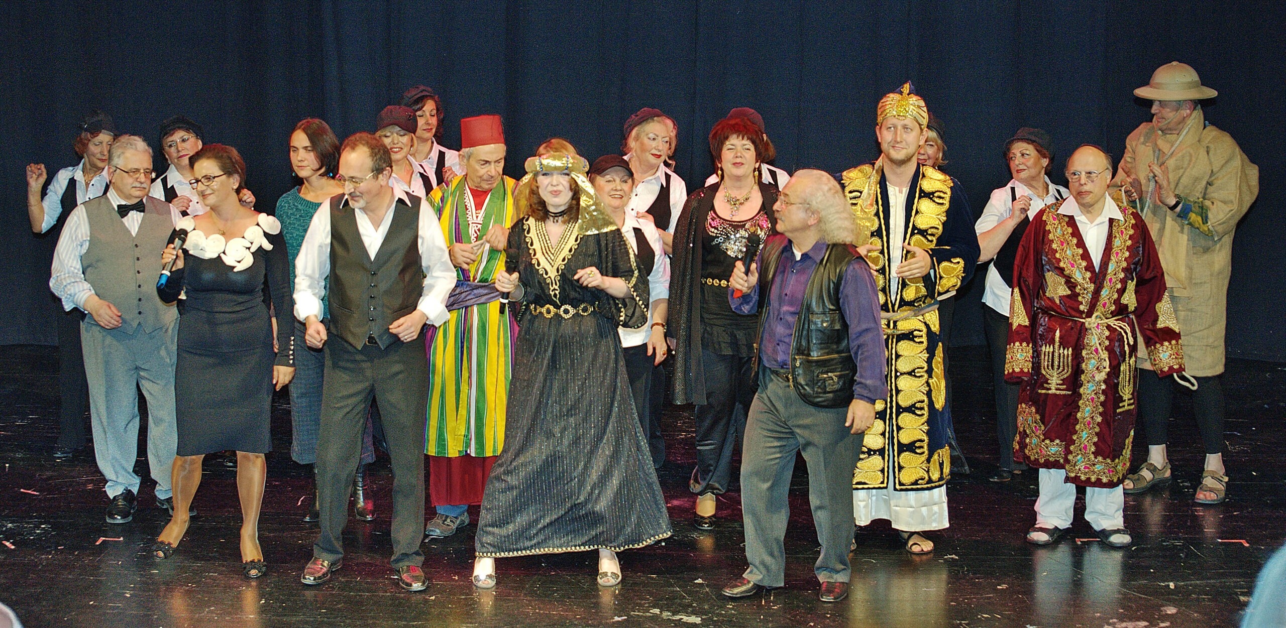 Theatergruppe der Jüdischen Gemeinde Wiesbaden bei einem Auftritt in der Wartburg. Fotograf: Igor Eisenschtat. Sammlung Jüdische Gemeinde Wiesbaden