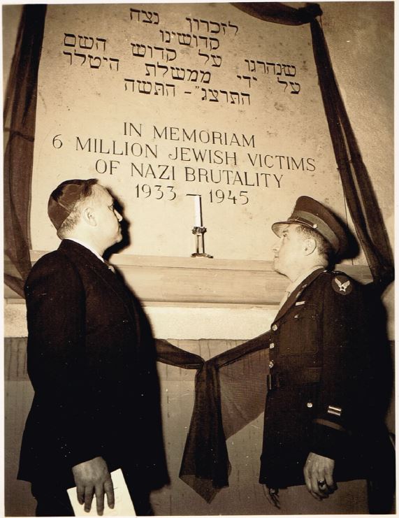 Die Rabbiner Bernstein (links) und William Z. Dalin vor der Gedenktafel in der Synagoge 1946. Sammlung Ralph Dalin