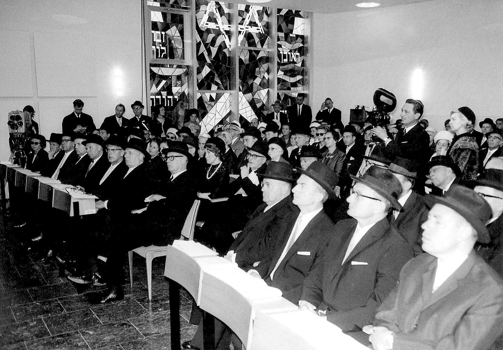 L'inauguration solennelle du nouveau bâtiment de la synagogue le 11 septembre 1966. Photographe : Adolf Diamant. Collection Adolf Diamant