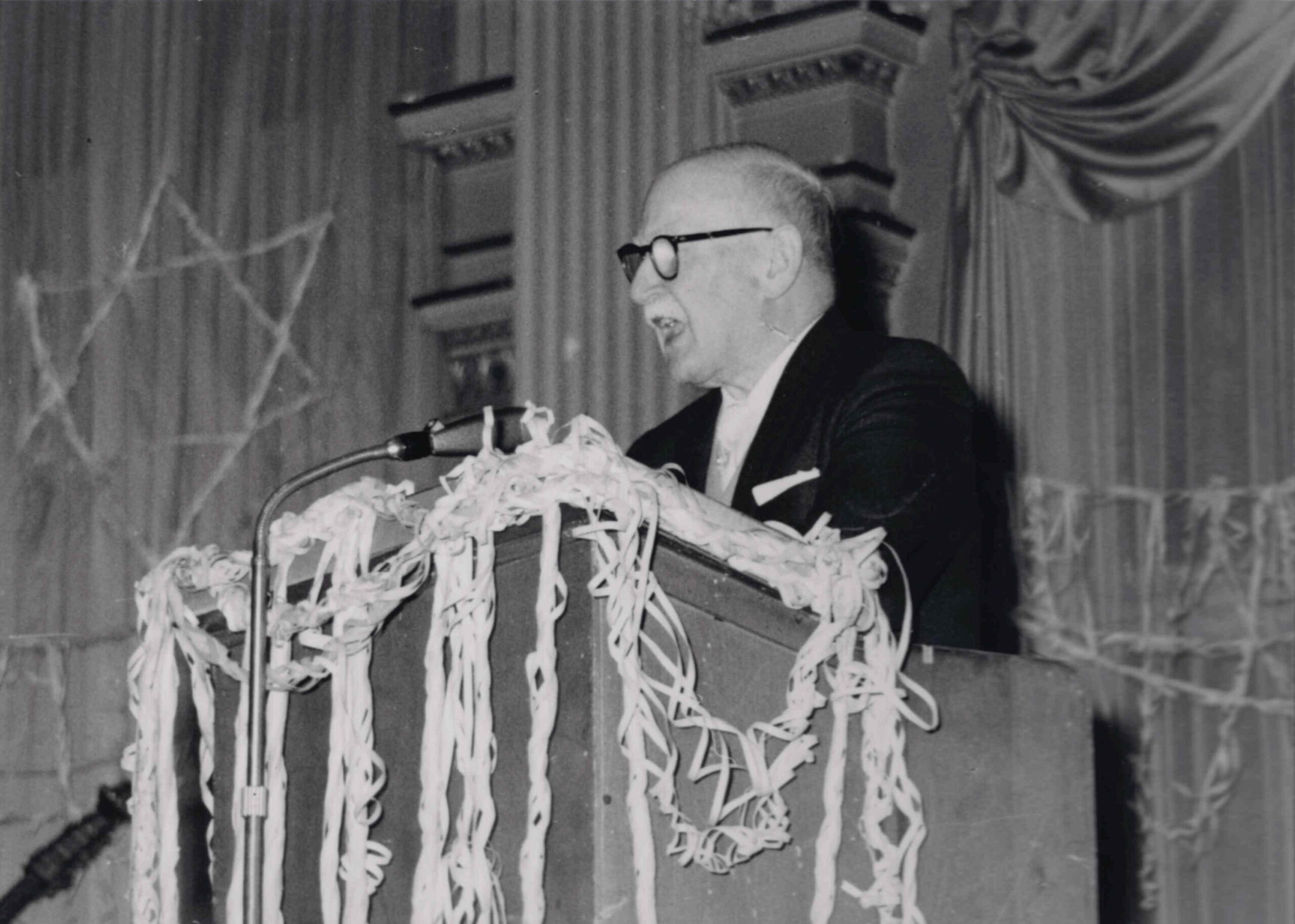 Dr. Friedrich Reichmann, Vorsitzender der Jüdischen Gemeinde Wiesbaden, auf einer Gemeindeveranstaltung um 1963. Sammlung Jüdische Gemeinde Wiesbaden