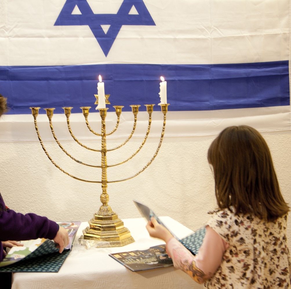 Allumage des bougies de Hanoucca dans la communauté juive de Wiesbaden. Photographe : Igor Eisenschtat. Collection de la communauté juive de Wiesbaden