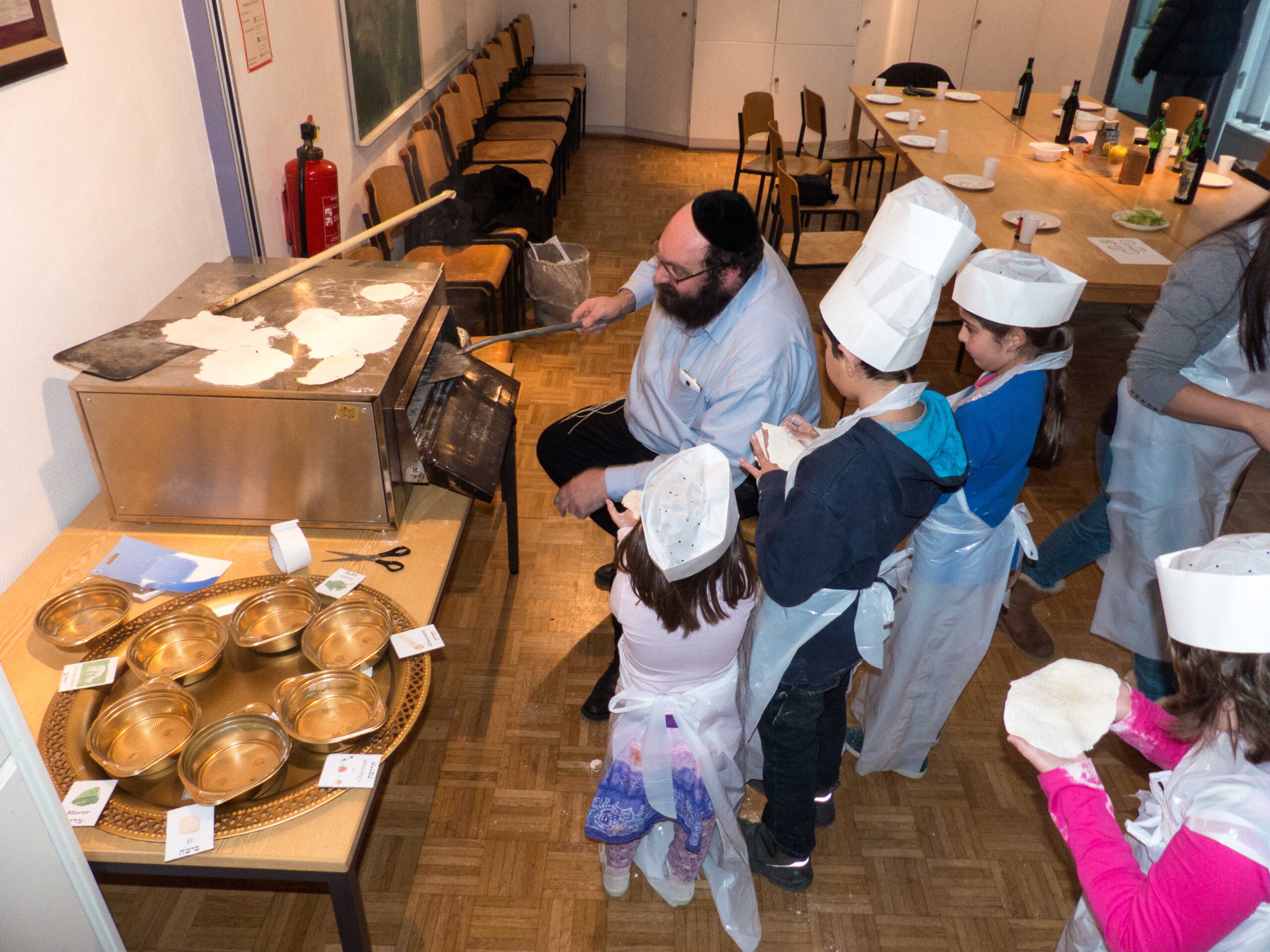 Cuisson de la matza pour Pessah au centre de jeunesse de la communauté juive de Wiesbaden. Photographe : Igor Eisenschtat. Collection de la communauté juive de Wiesbaden