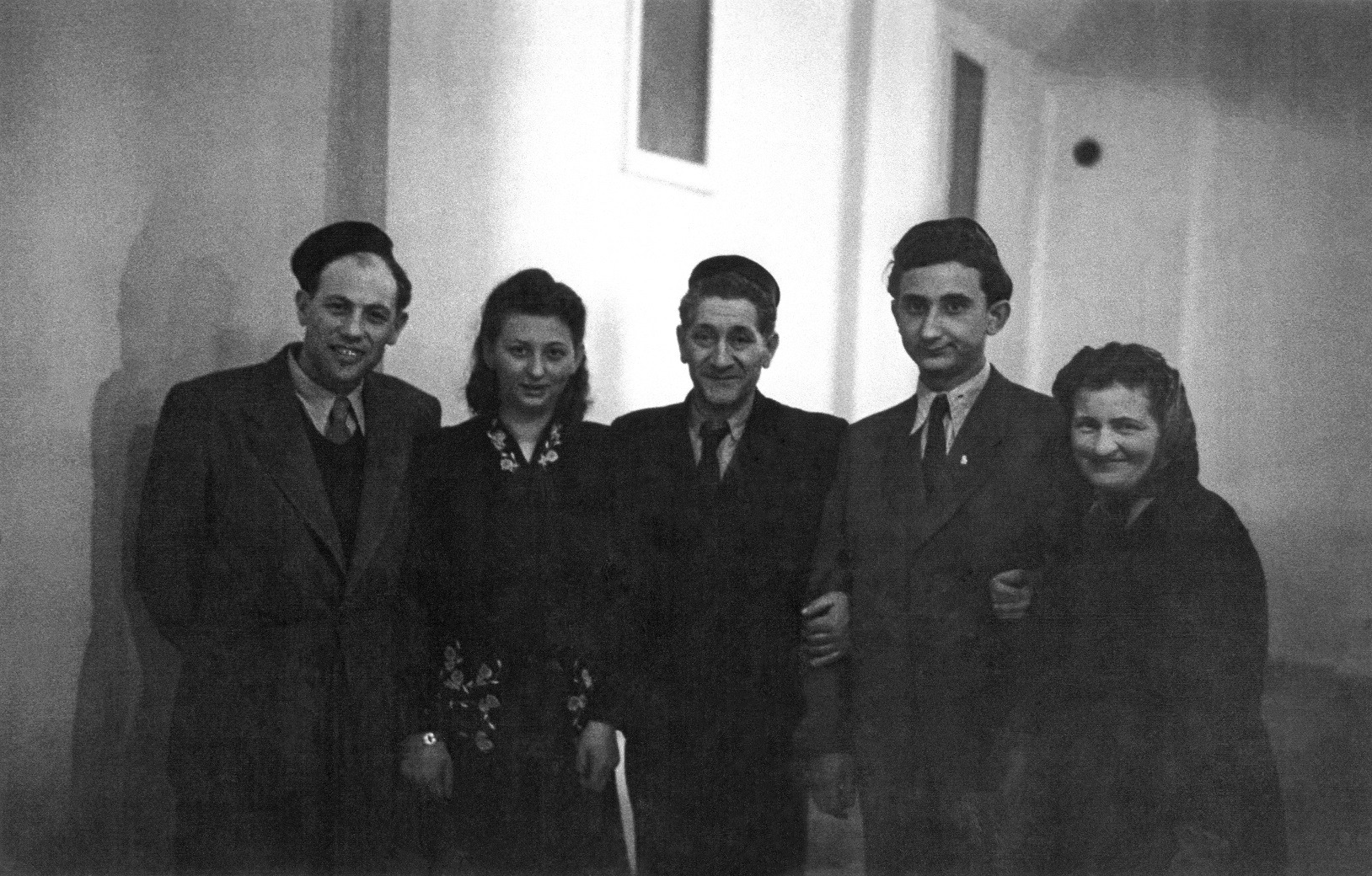 Fête de Pessah 1947 à la synagogue : Samuel Mandelbaum, deuxième à partir de la droite. Collection de la communauté juive de Wiesbaden