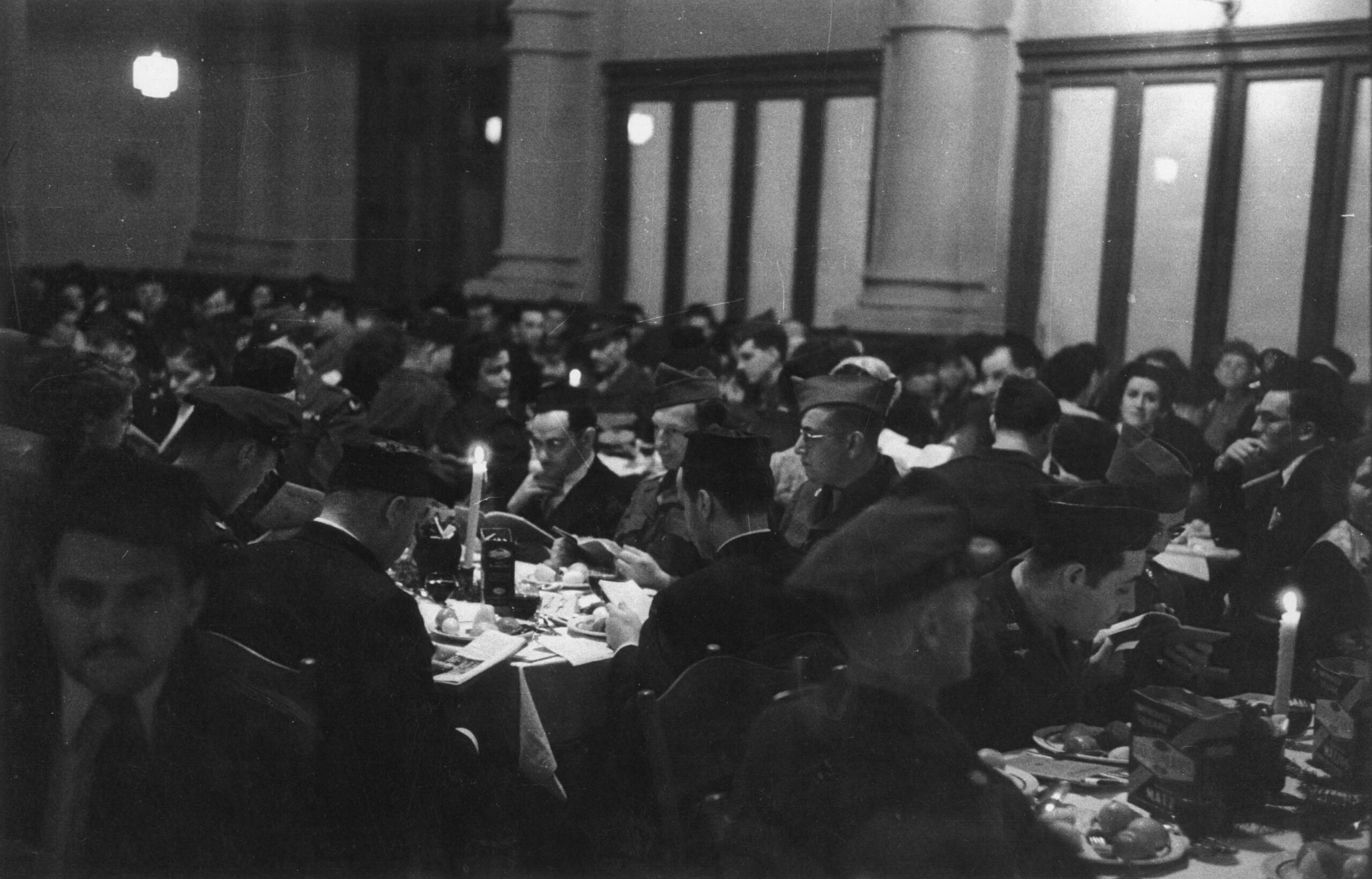 Fête de Pessah 1947 dans la synagogue. Collection de la communauté juive de Wiesbaden