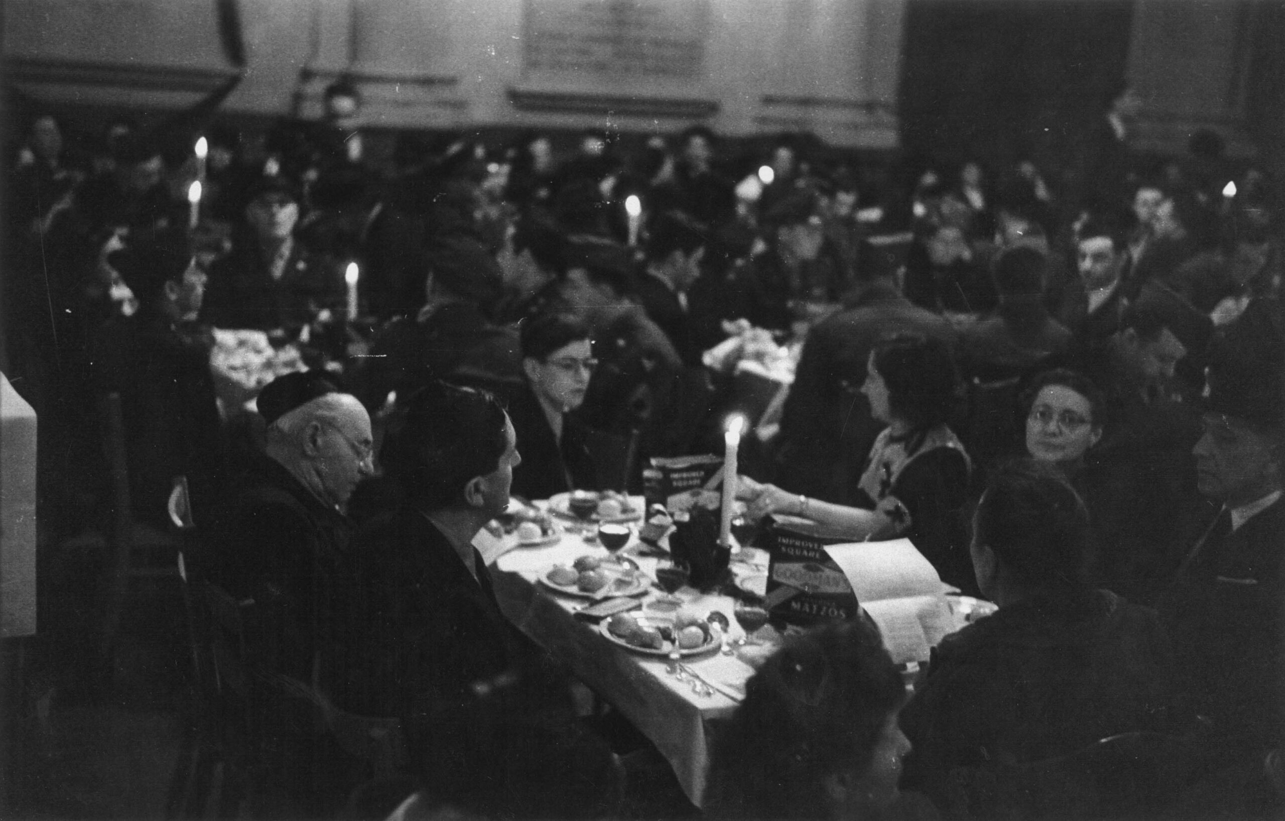 Pessachfest 1947 in der Synagoge. Sammlung Jüdische Gemeinde Wiesbaden