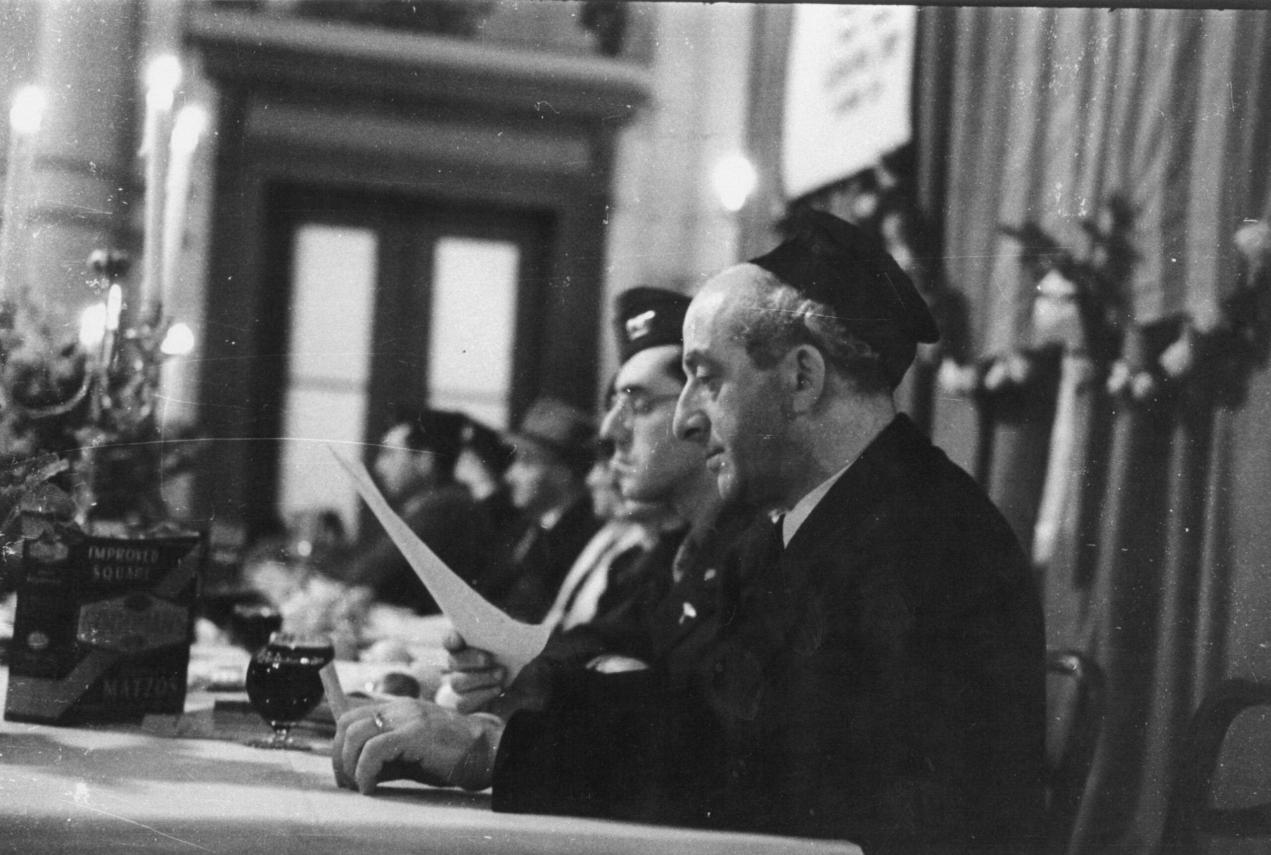 На переднем плане: Якоб Мацнер во время Песаха 1947 года в синагоге Висбадена. Коллекция Еврейская община Висбадена