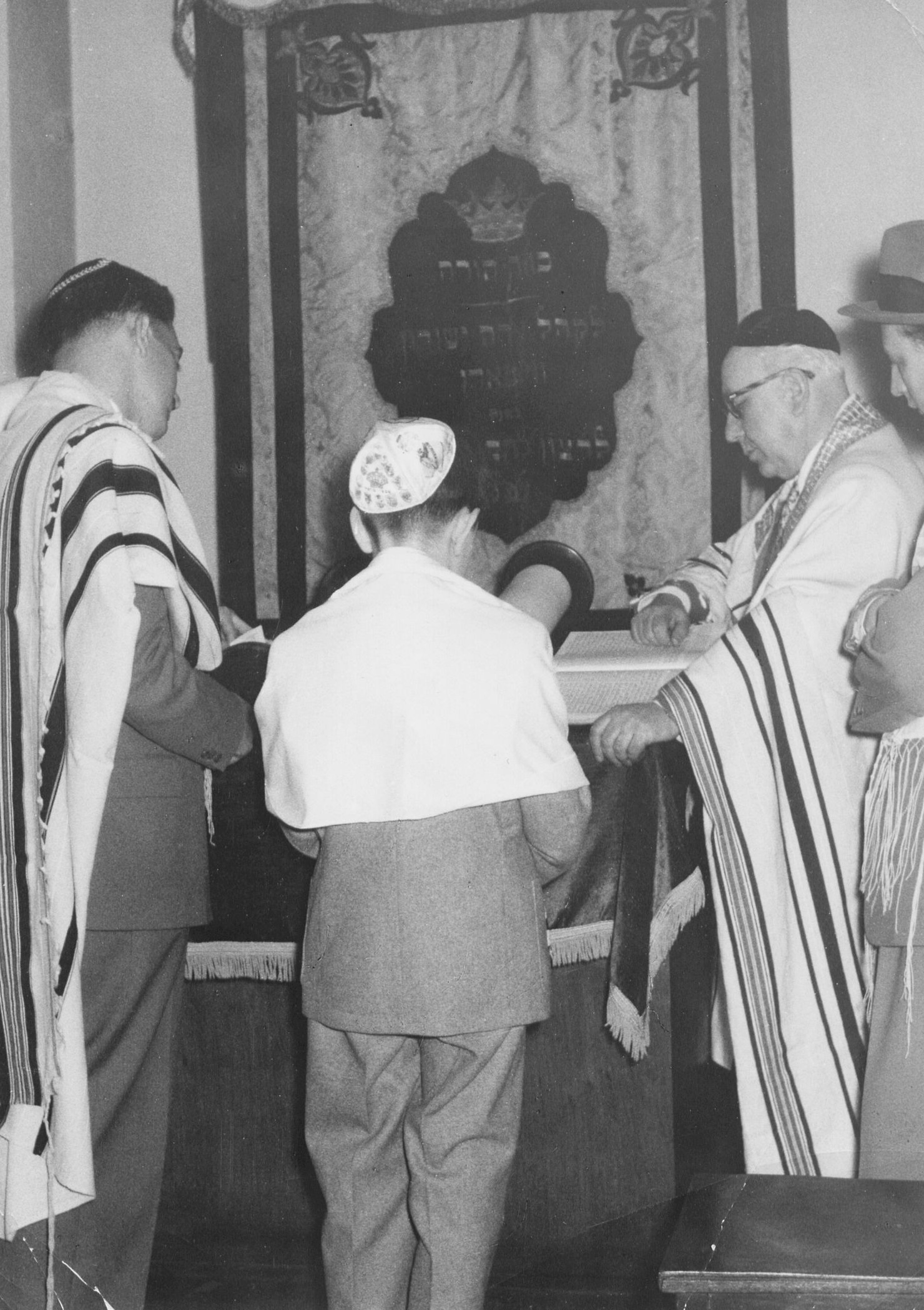 A droite : Naftali Rottenberg lors de la Bar Mitzvah de Rainer Zamojre. Collection de la communauté juive de Wiesbaden