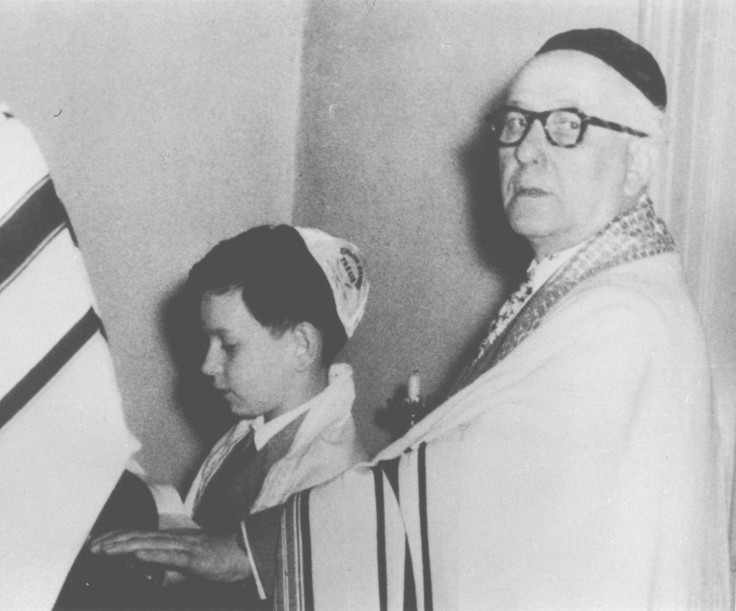 Naftali Rottenberg lors de la Bar Mitzvah de Rainer Zamojre. Collection de la communauté juive de Wiesbaden
