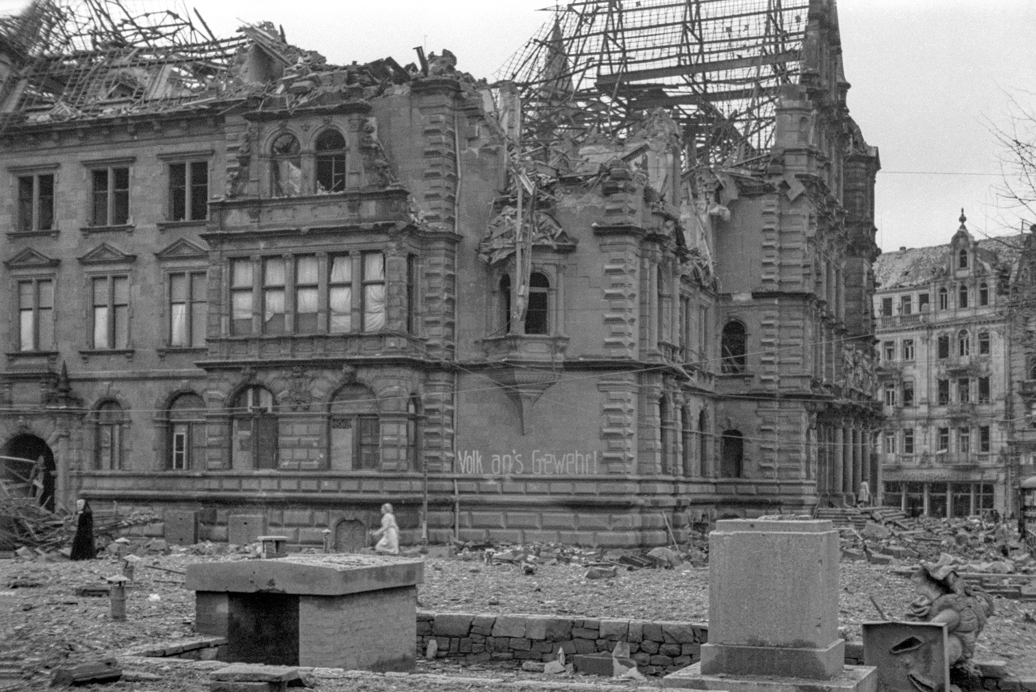 L'hôtel de ville de Wiesbaden endommagé en 1945. Photographe : Willi Rudolph. StadtA WI, collection Willi Rudolph