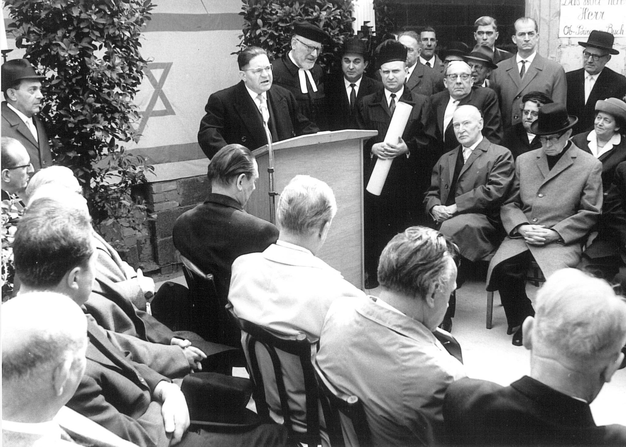 На закладке первого камня в 1965 году выступил обер-бургомистр Георг Бух как представитель столицы земли Висбаден. Коллекция Еврейской Общины Висбадена