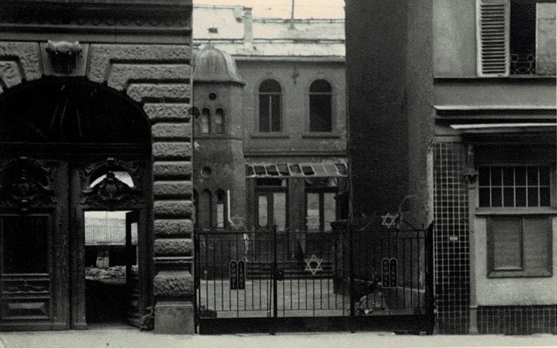 Synagogue de Wiesbaden avec le portail rénové, probablement après juillet 1945. Collection Ralph Dalin