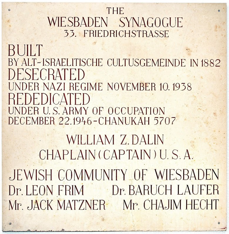 Plaque commemorating the rededication of the synagogue in 1946. Photographer: Igor Eisenschtat. Collection Jewish Community Wiesbaden