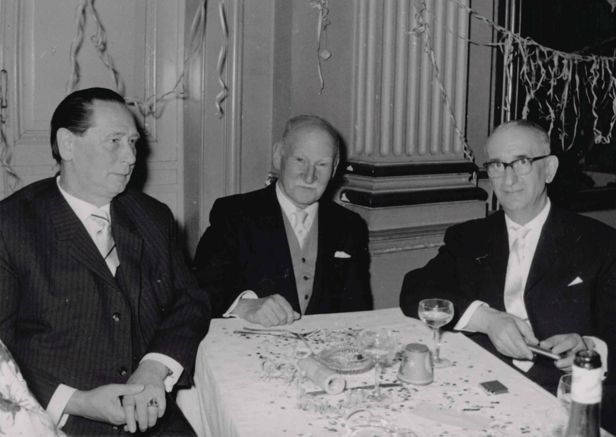 Dr. Friedrich Reichmann (Mitte), Vorstand der Jüdischen Gemeinde Wiesbaden, mit Wilhelm Freund (links), Vorstand der Gesellschaft für Christlich-Jüdische Zusammenarbeit, bei einer Gemeindeveranstaltung ca. 1963. Sammlung Jüdische Gemeinde Wiesbaden
