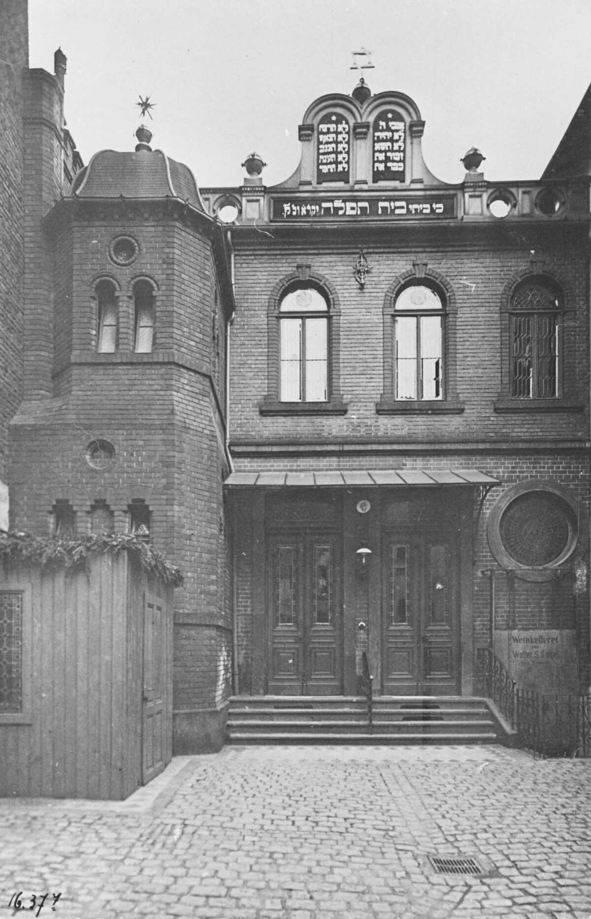 Synagogue avant 1938, à gauche sur la photo la soukka (cabane à feuilles). HHStAW fonds 3008, 1, n° 13800