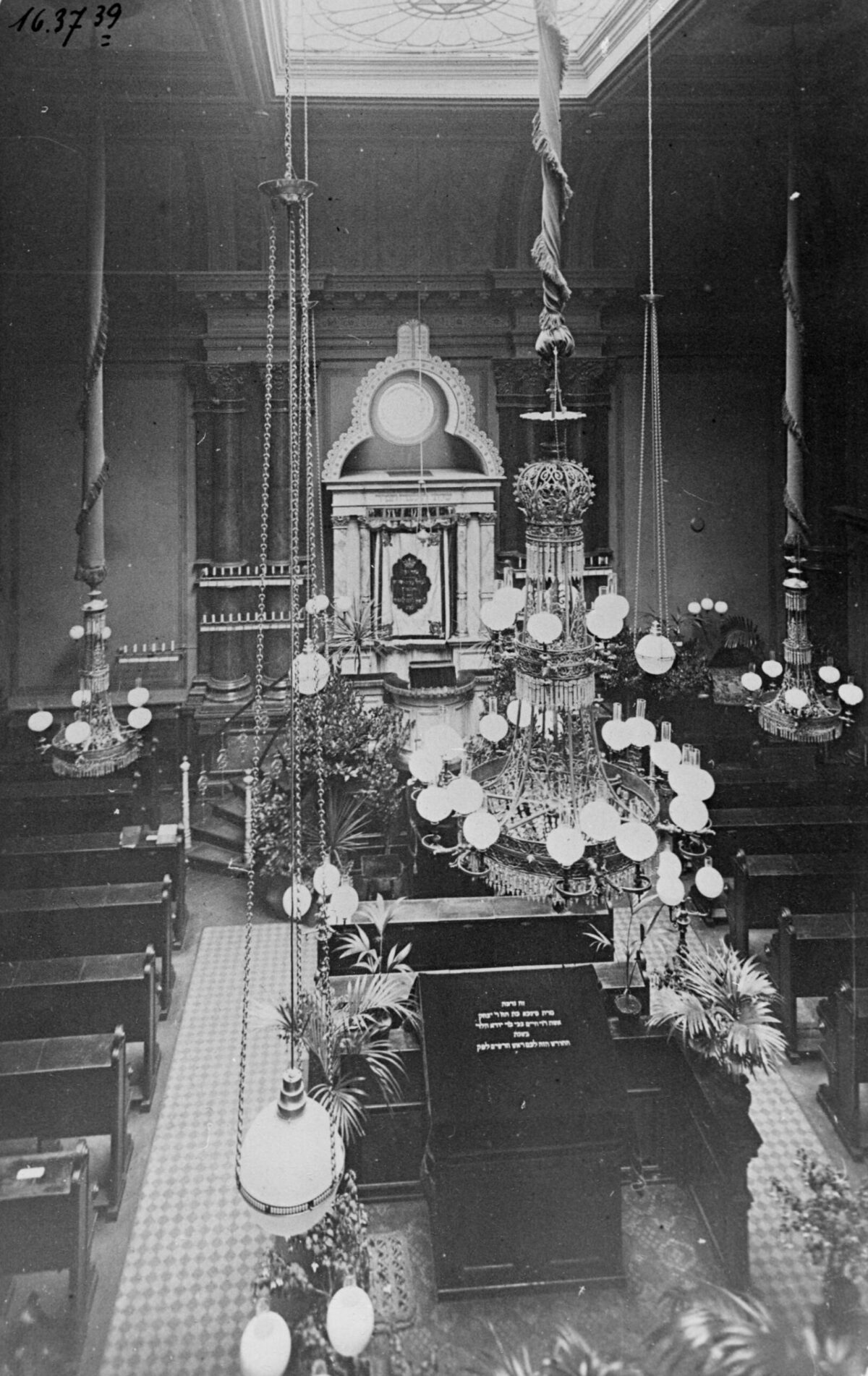 Интерьер синагоги до 1938 года, вероятно, на Шавуот. HHStAW, фонд 3008, 1, № 13801