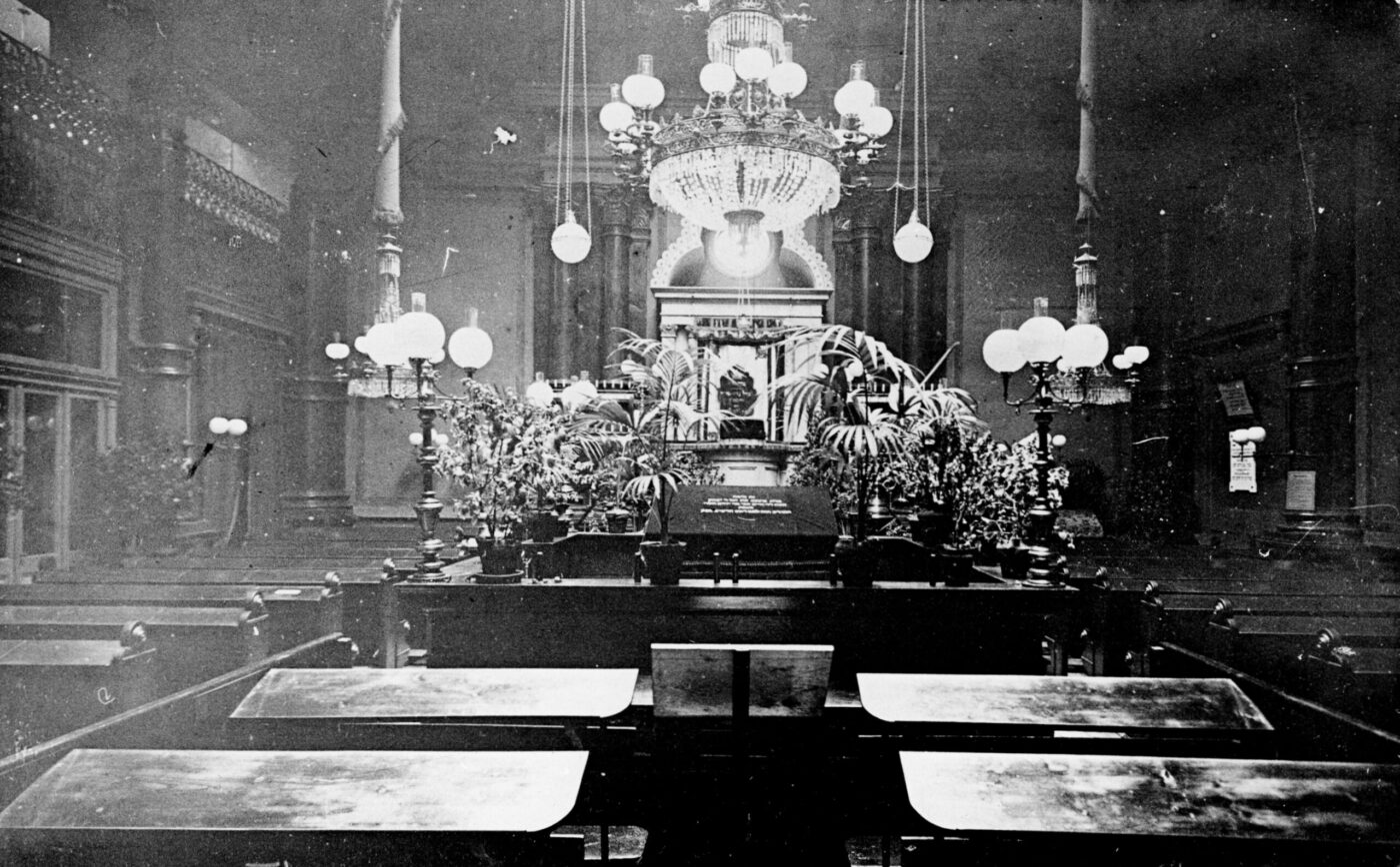 Интерьер синагоги до 1938 года, вероятно, на Шавуот. HHStAW, фонд 3008, 1, № 13802