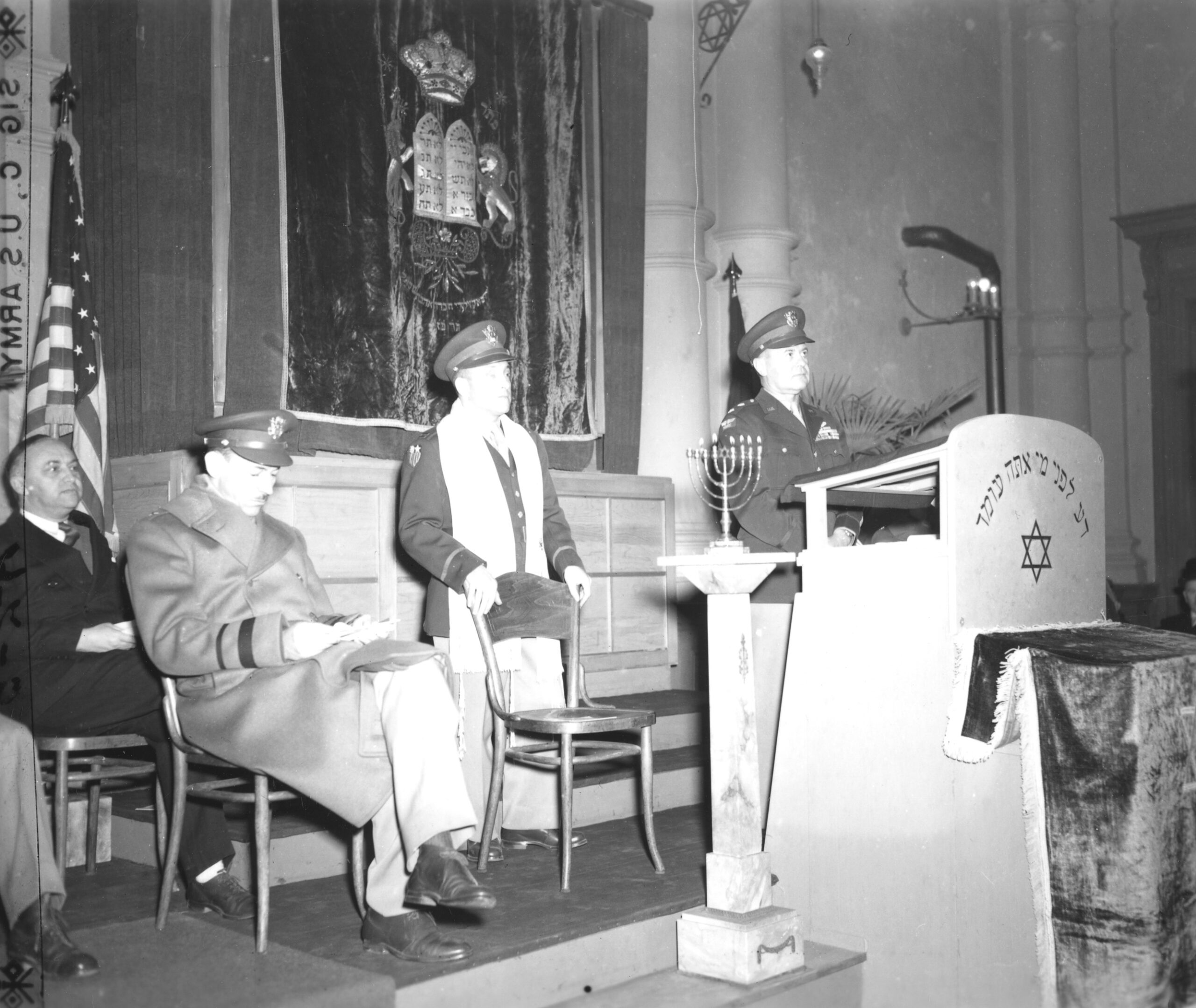 Réinauguration de la synagogue de Wiesbaden le 22 décembre 1946. HHStAW Bestand 3008, 33, Nr. 086