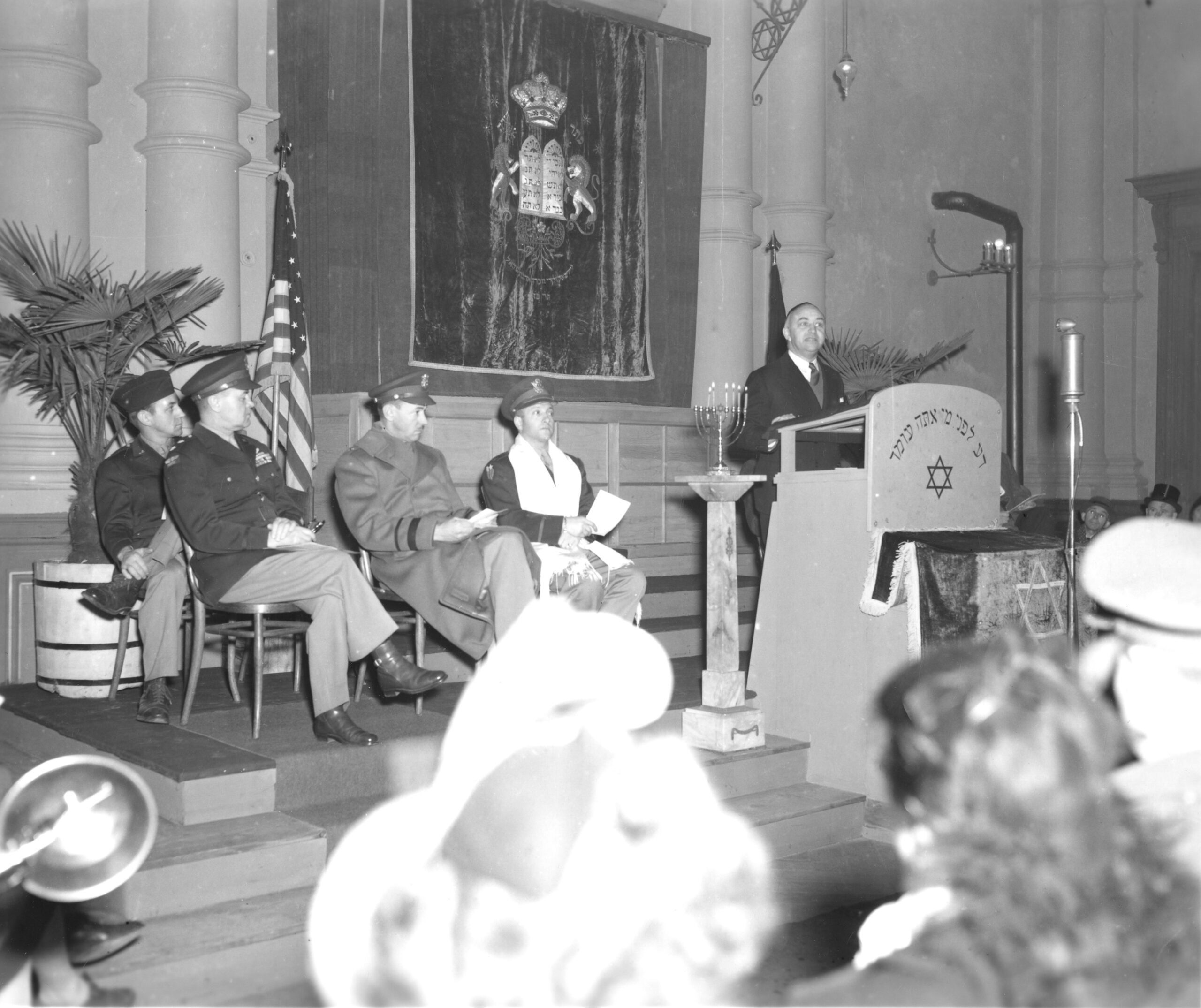 Фотография торжественной церемонии повторного освящения синагоги. HHStAW фонд 3008, 33, № 087